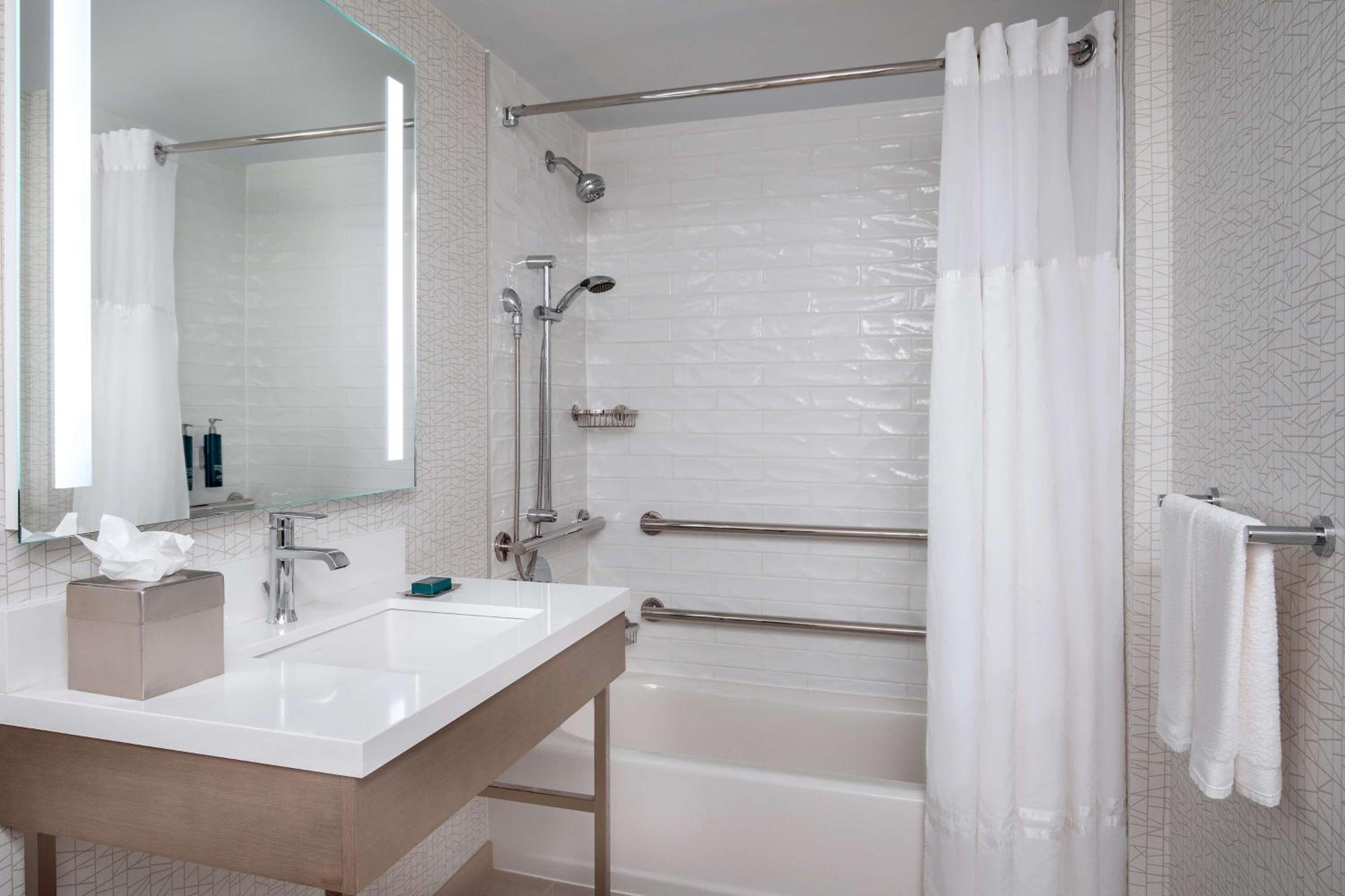 Queen Room - Disability Access - Photo 4