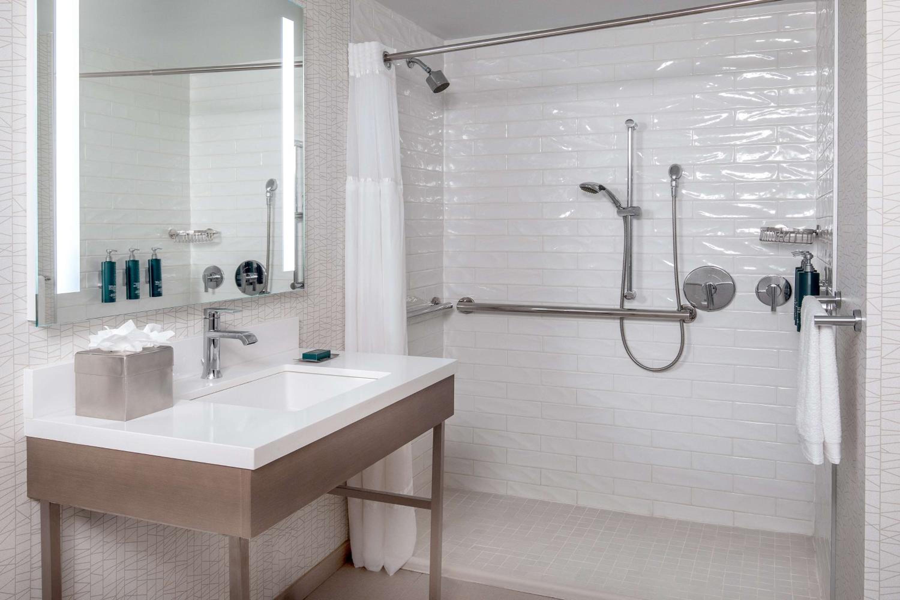 Queen Room with Roll-In Shower - Disability Access - Photo 3