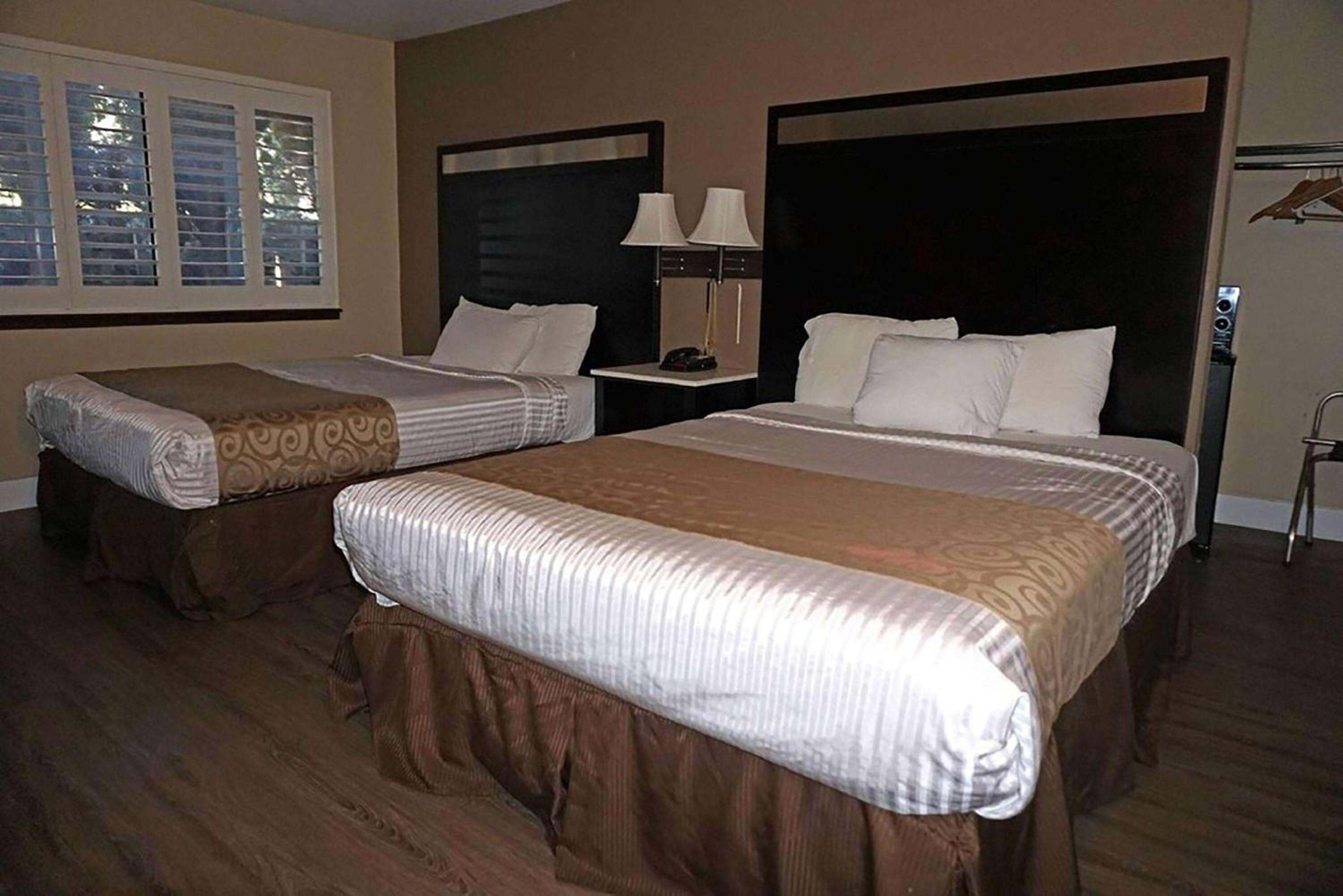 Queen Room with Two Queen Beds - Non-Smoking photo 1