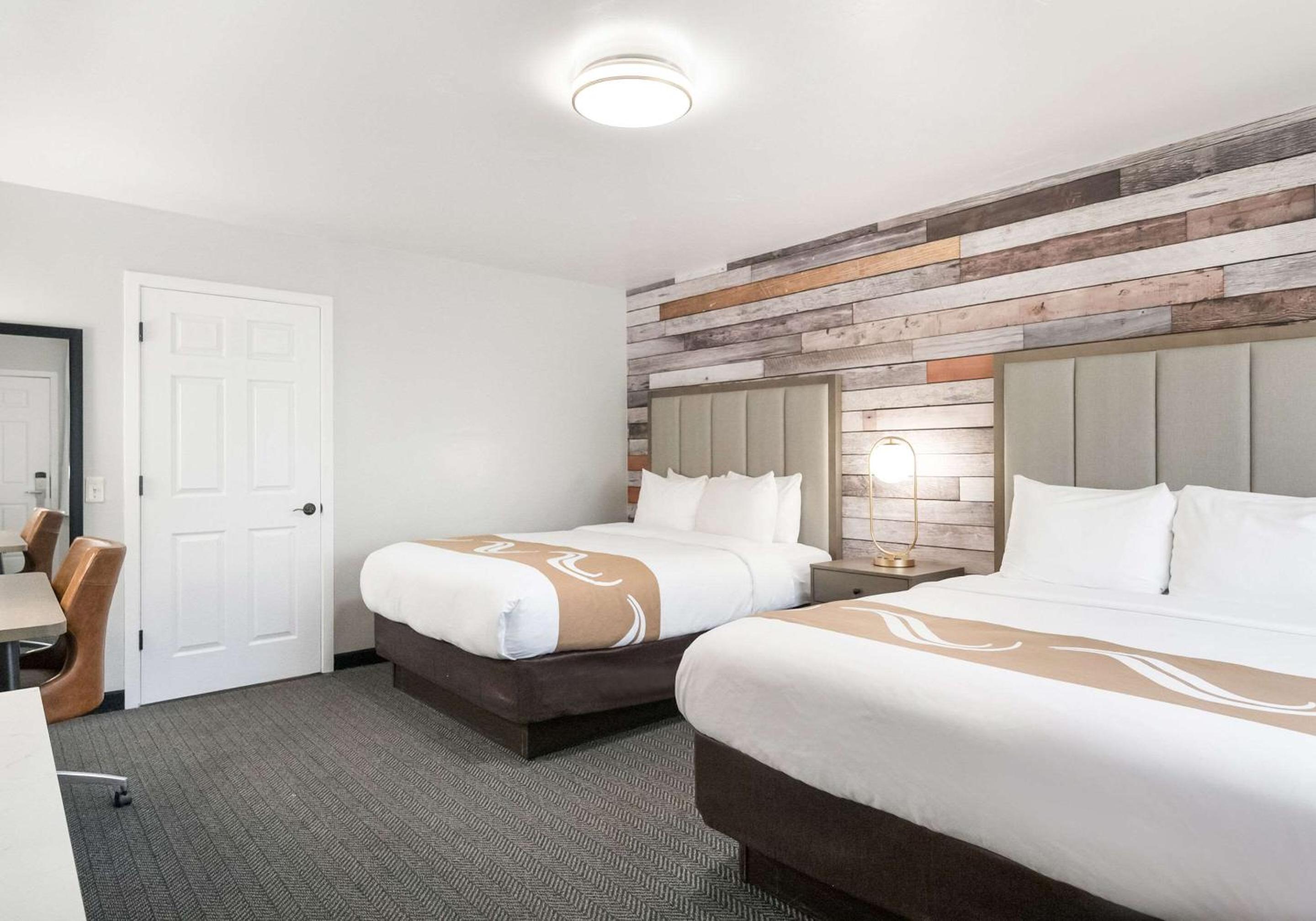 Standard Queen Room with Two Queen Beds - Non-Smoking - Photo 3