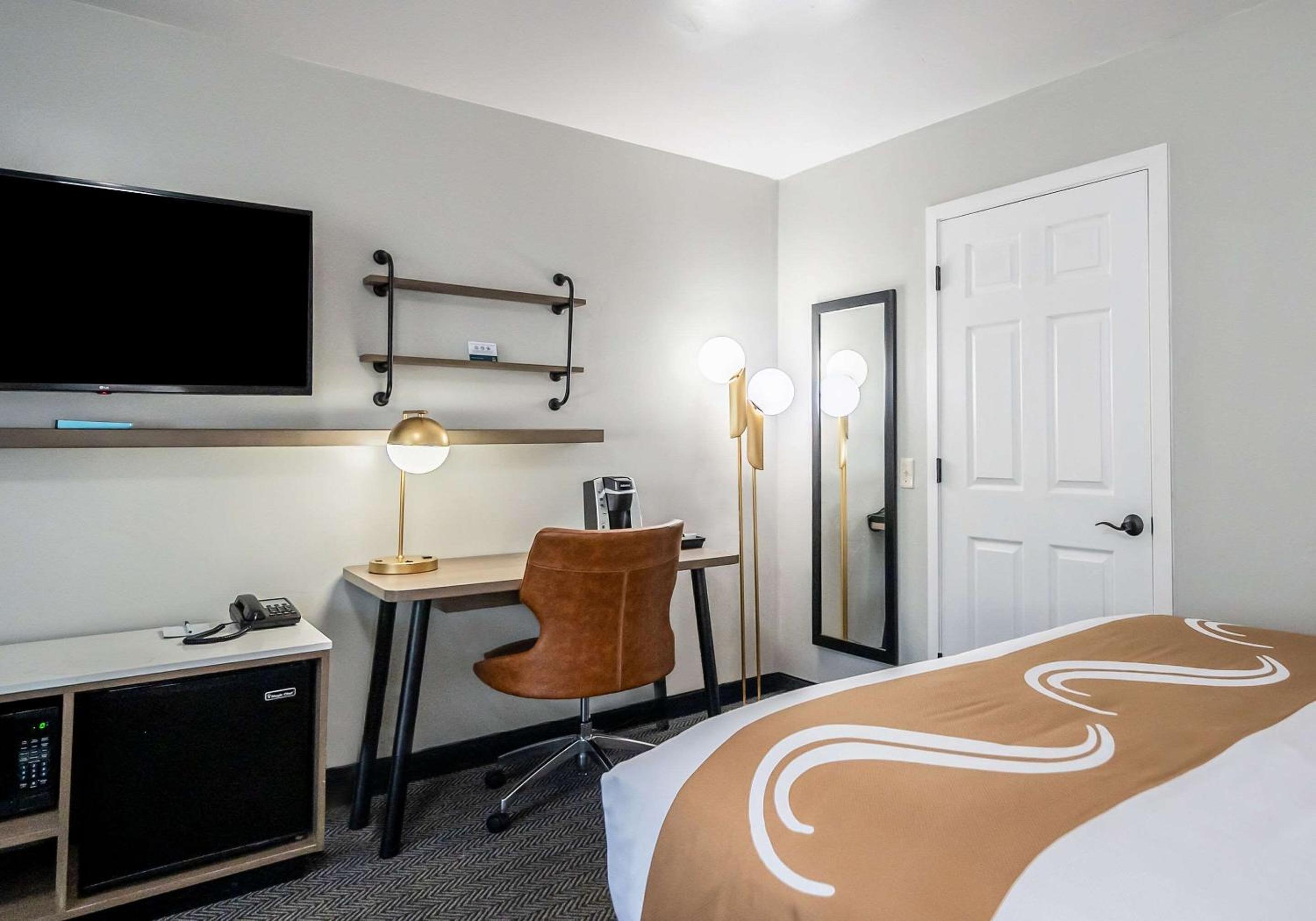 Standard Queen Room with Two Queen Beds - Non-Smoking - Photo 4