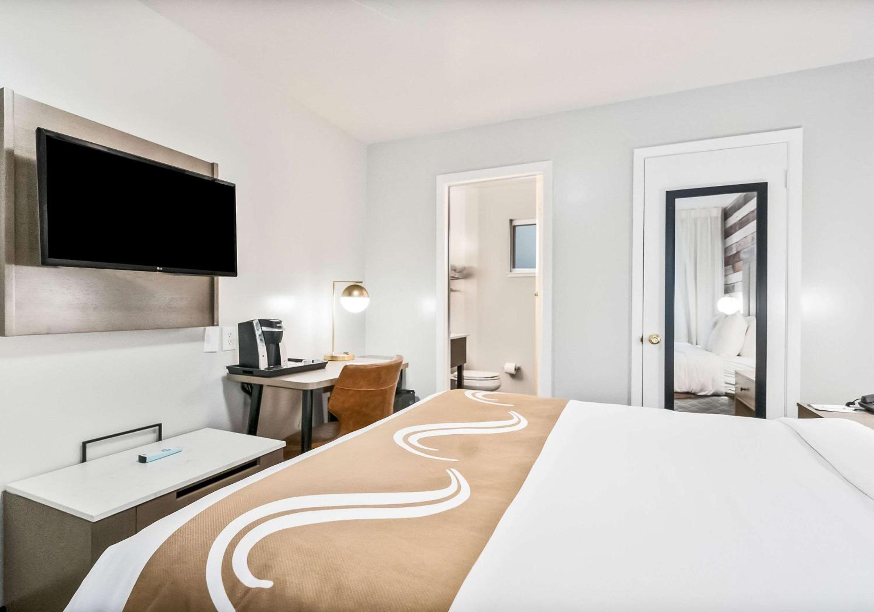 Queen Room - Non-Smoking - Photo 3