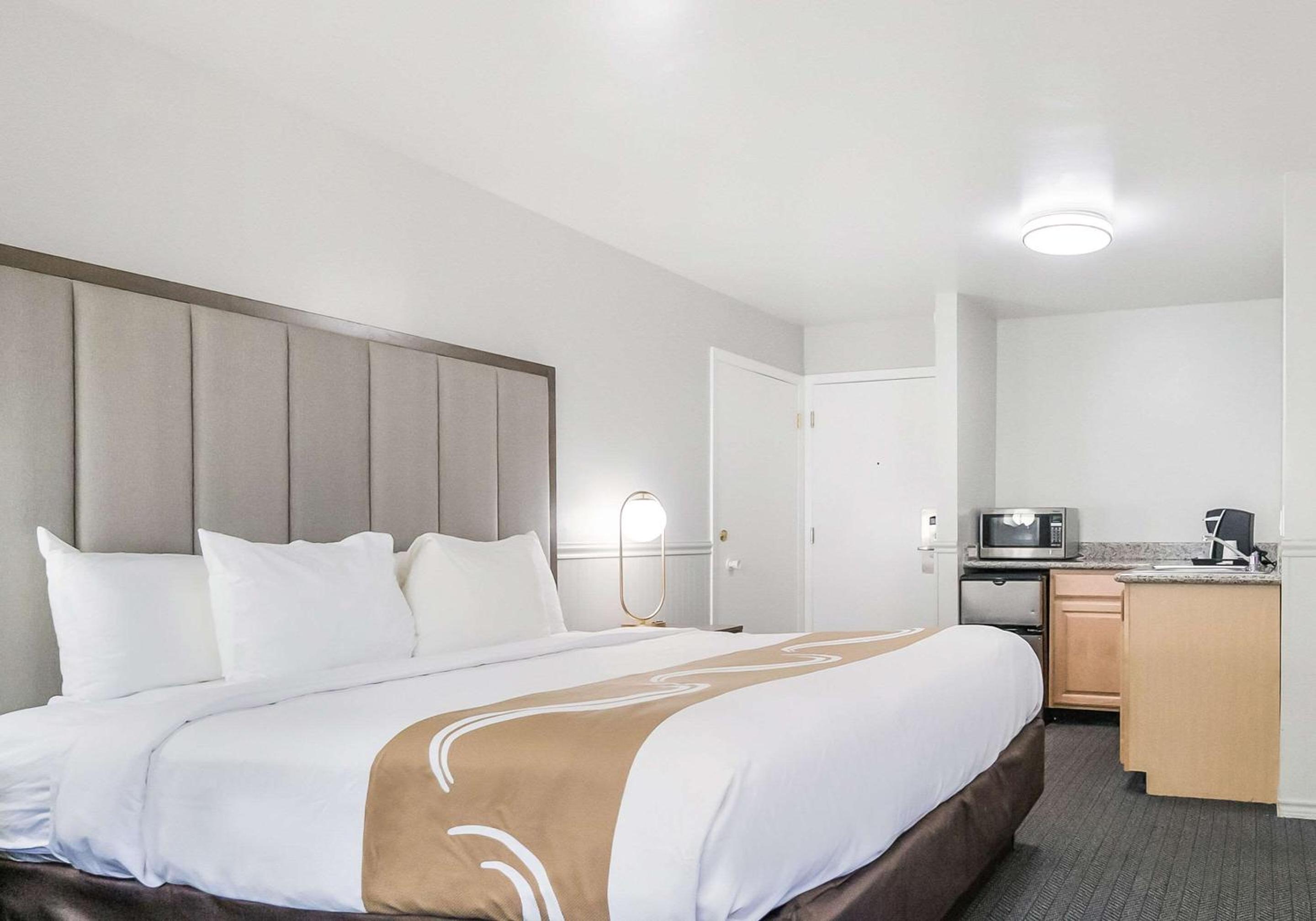 King Suite - Non-Smoking - Photo 1