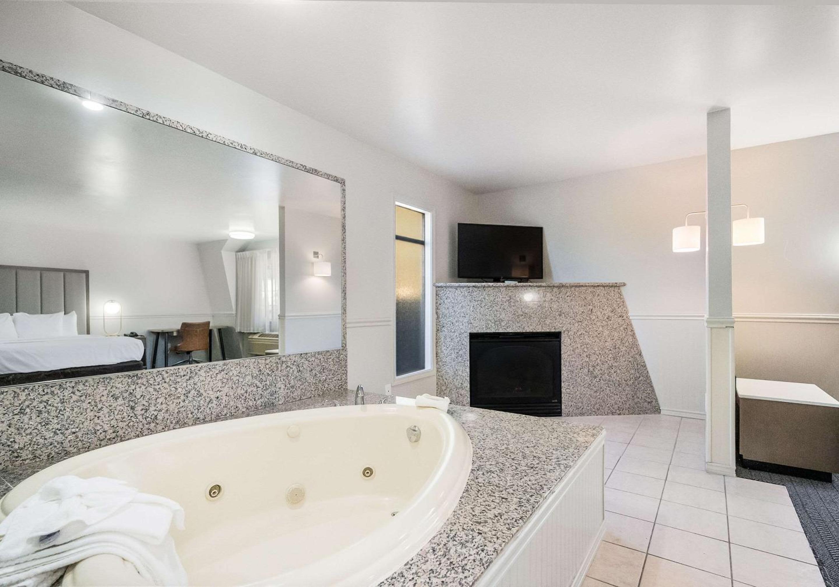 King Suite - Non-Smoking - Photo 5