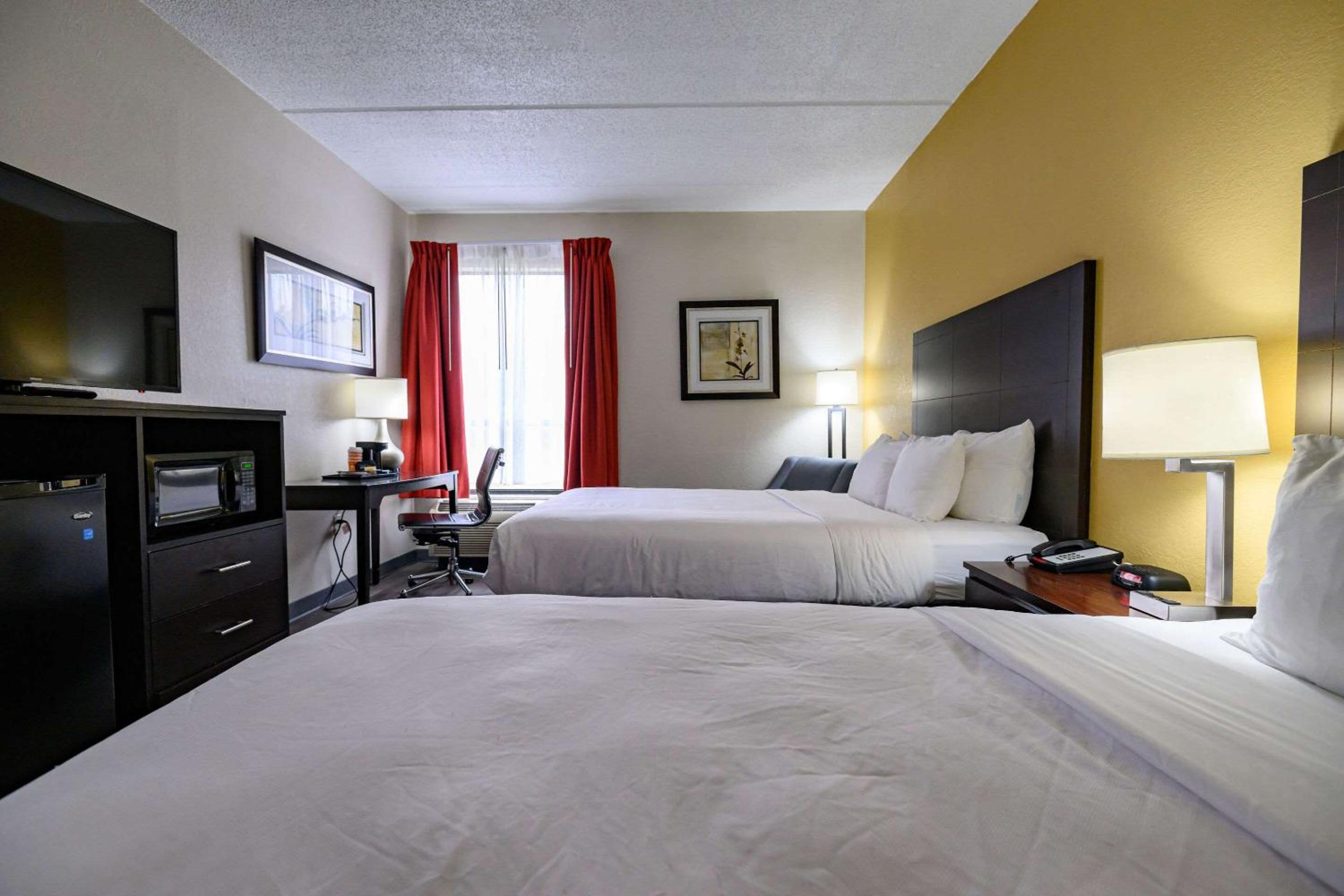 Queen Room with Two Queen Beds - Non-Smoking - Photo 1