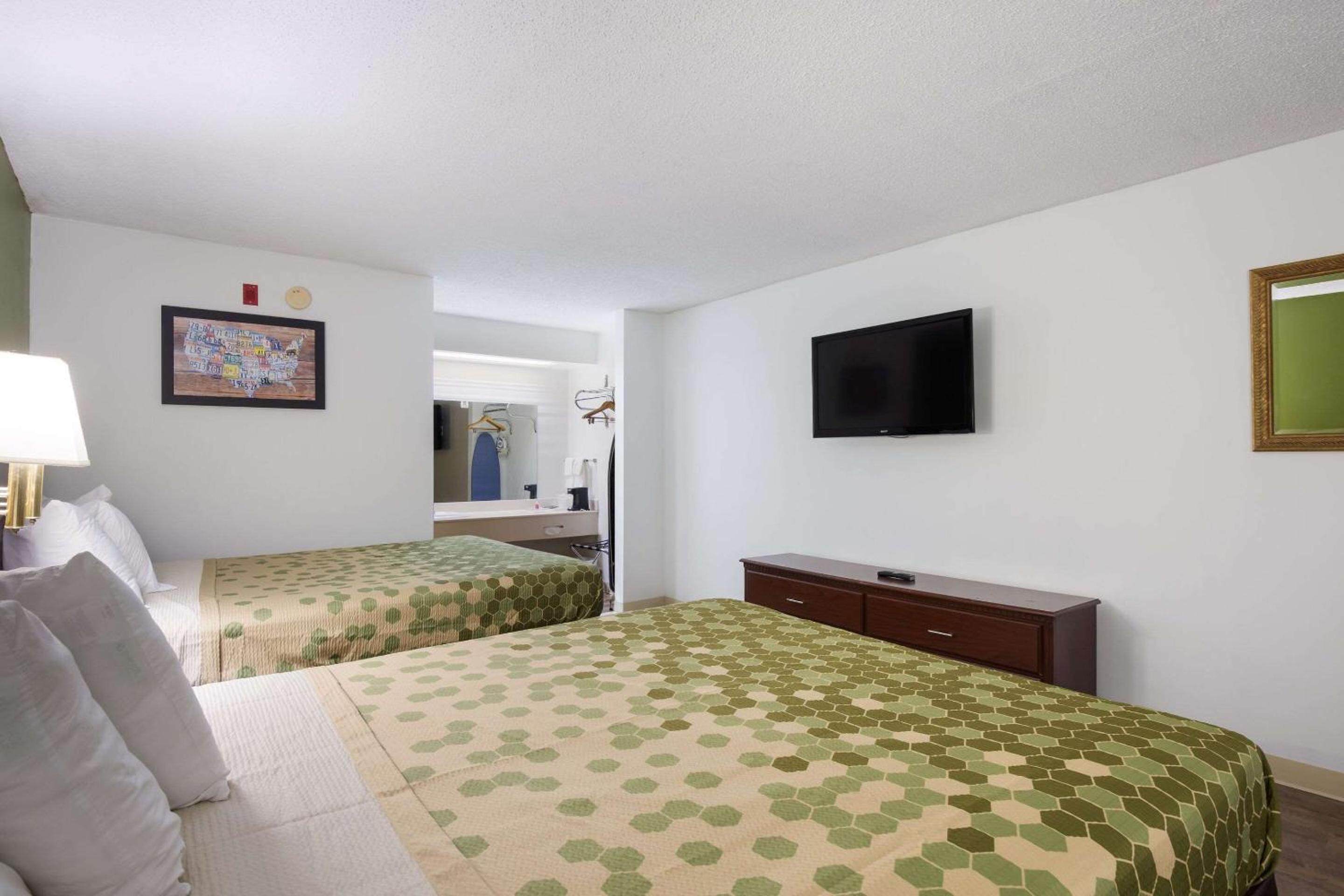 Queen Room with Two Queen Beds - Non-Smoking photo 3