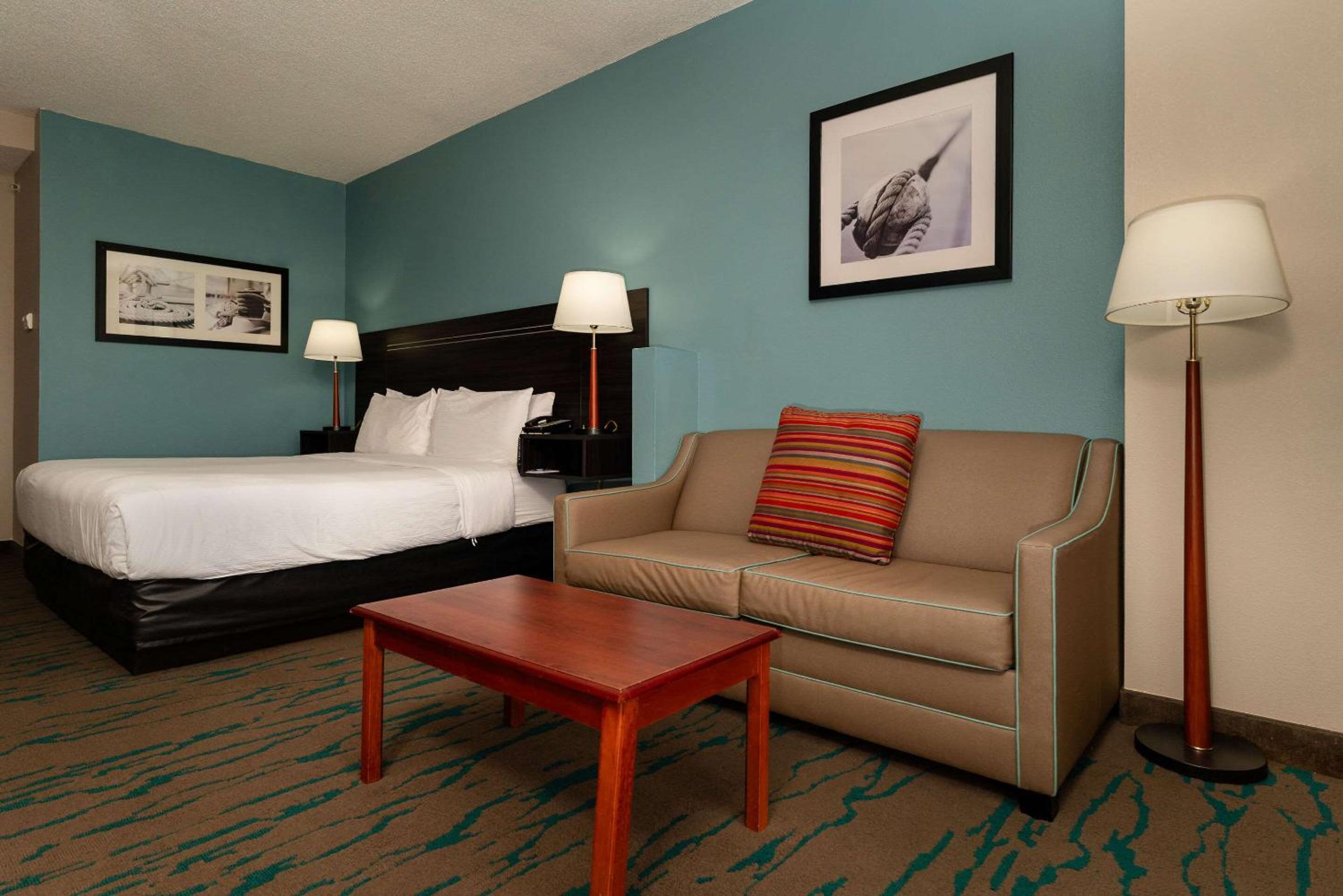King Suite - Non-Smoking - Photo 8