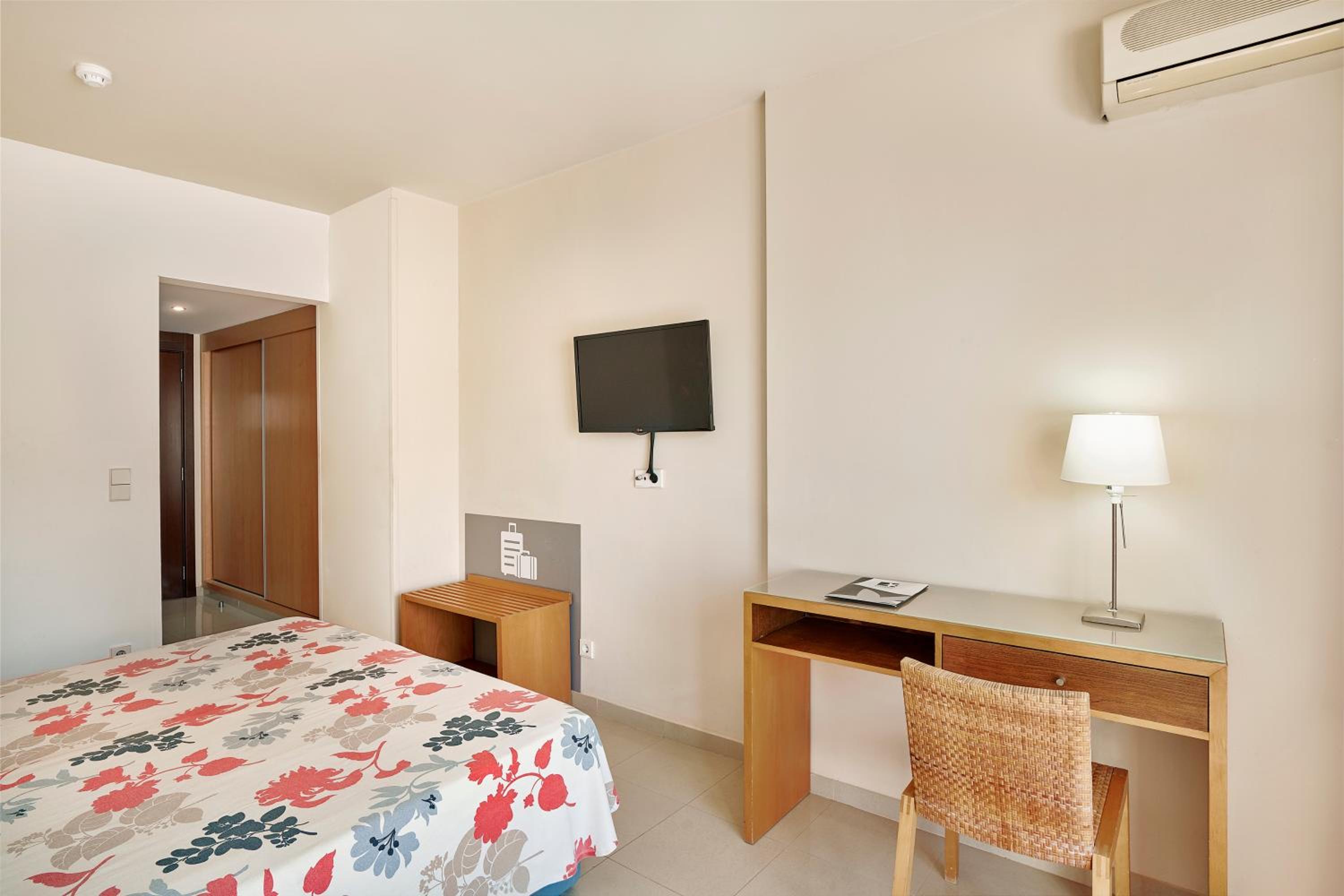 Standard Twin Room with Balcony or Terrace and Land View photo 3