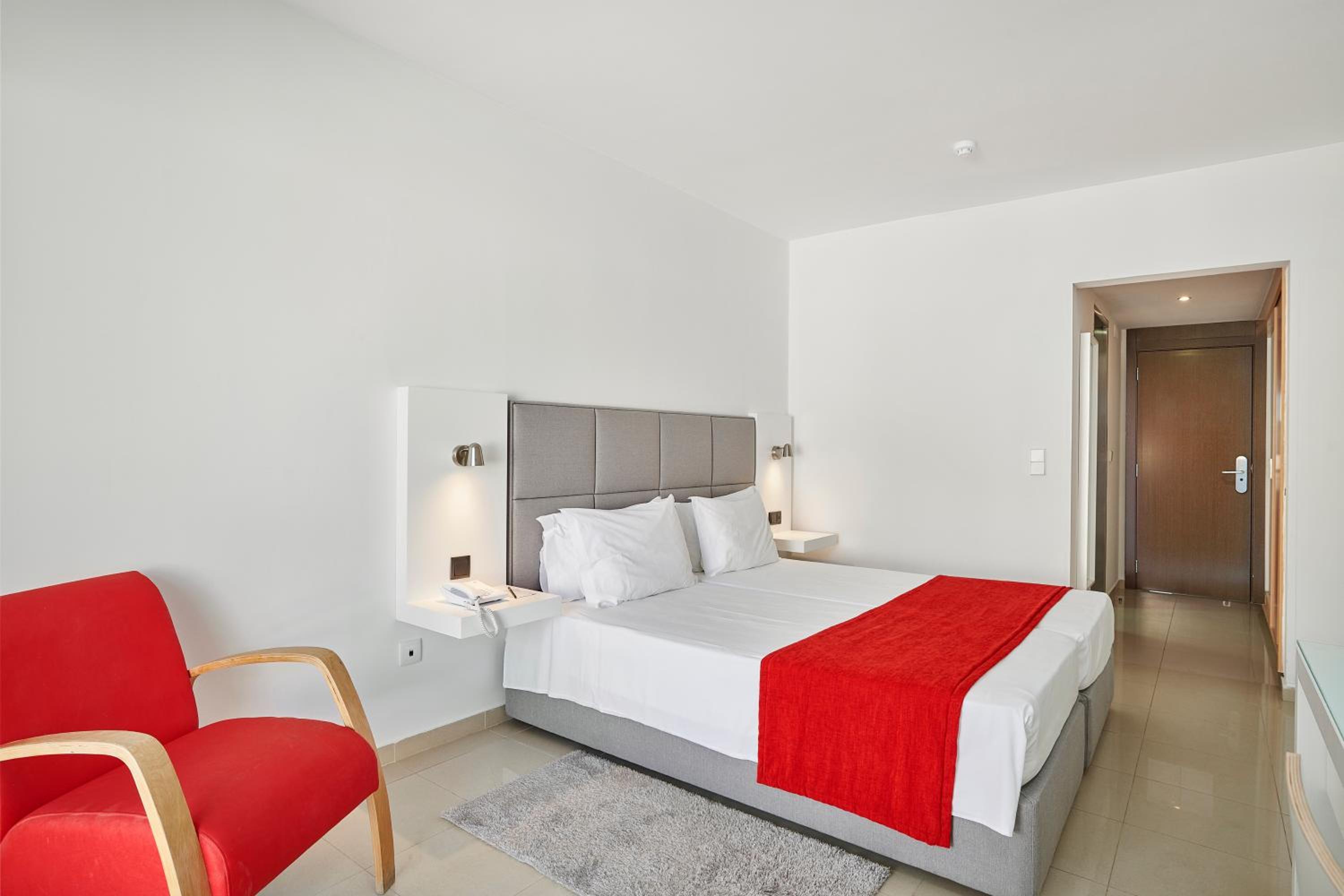 Standard Twin Room with Balcony or Terrace and Land View photo 2