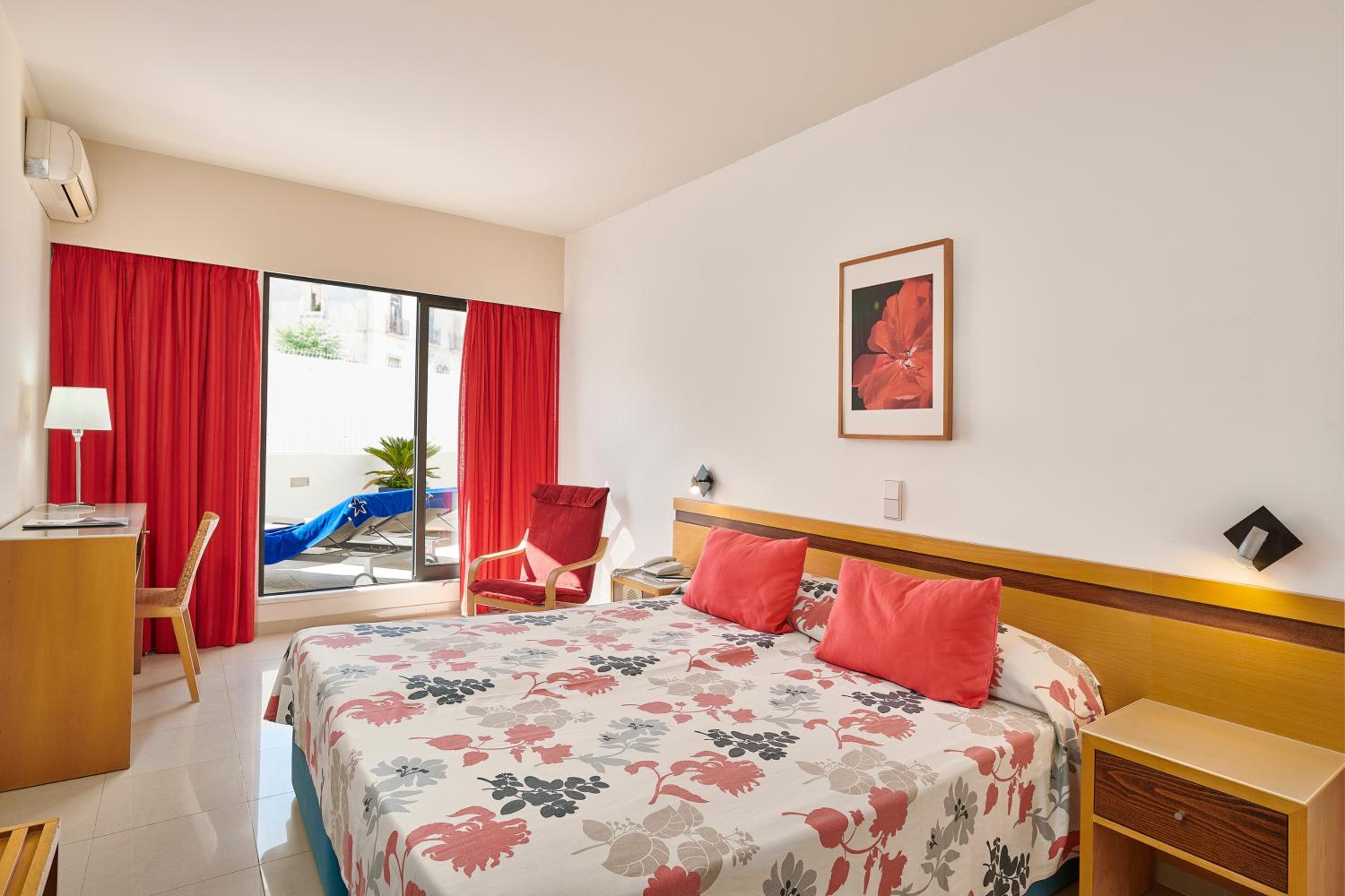 Standard Twin Room with Balcony or Terrace and Land View photo 1