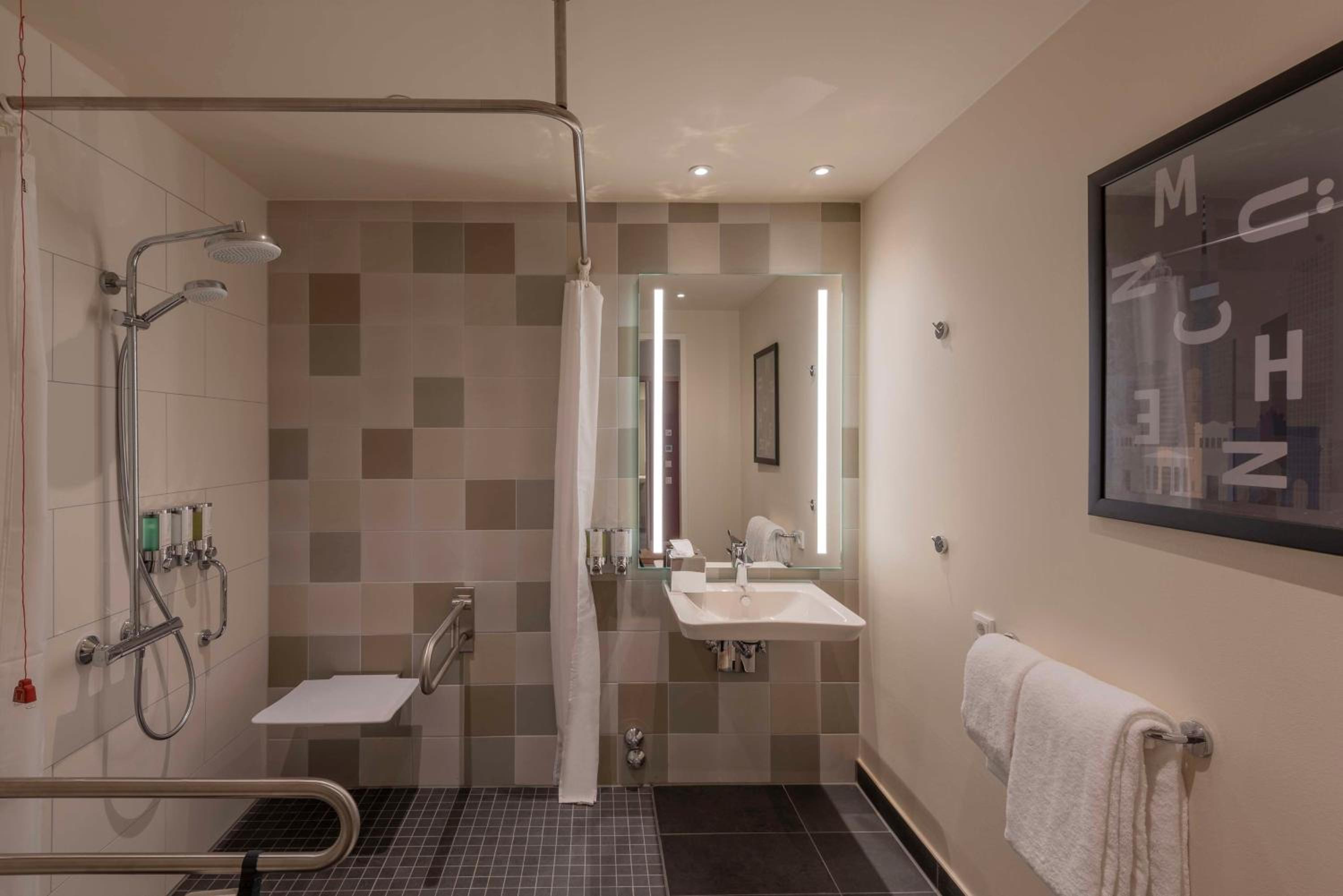Queen Room - Accessible photo 2