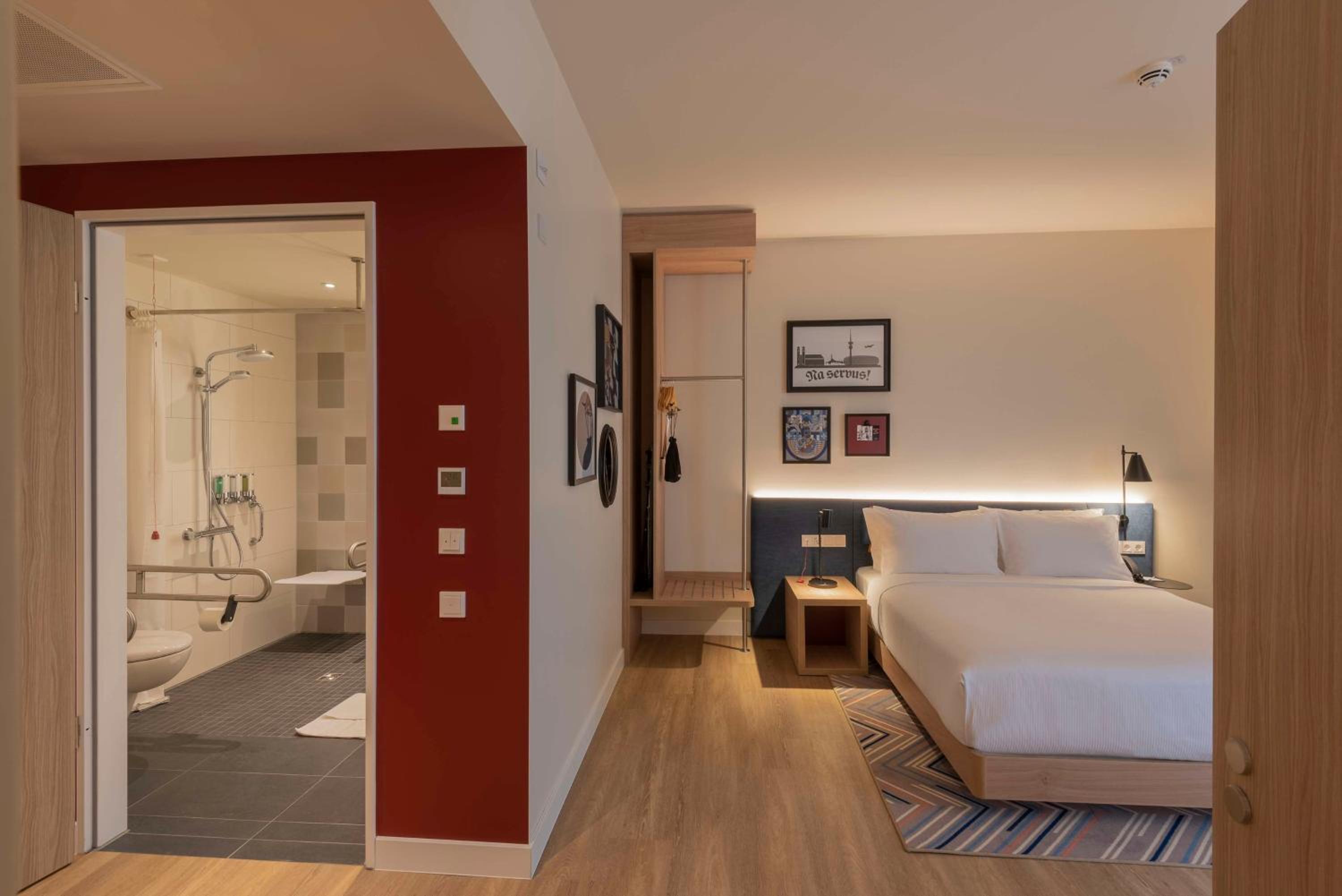 Queen Room - Accessible photo 1