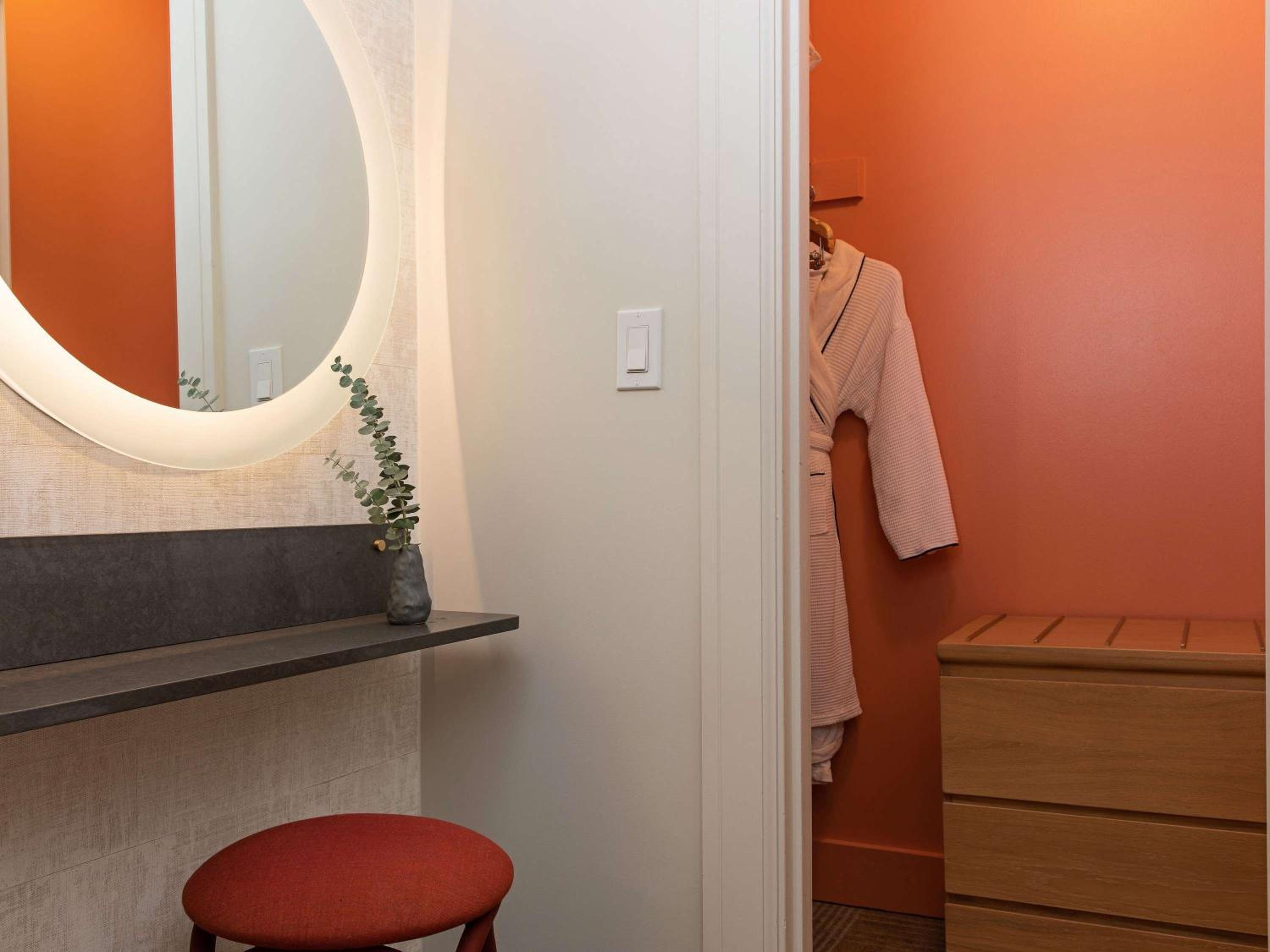 Superior Queen Room with Two Queen Beds and Cityview - Photo 4