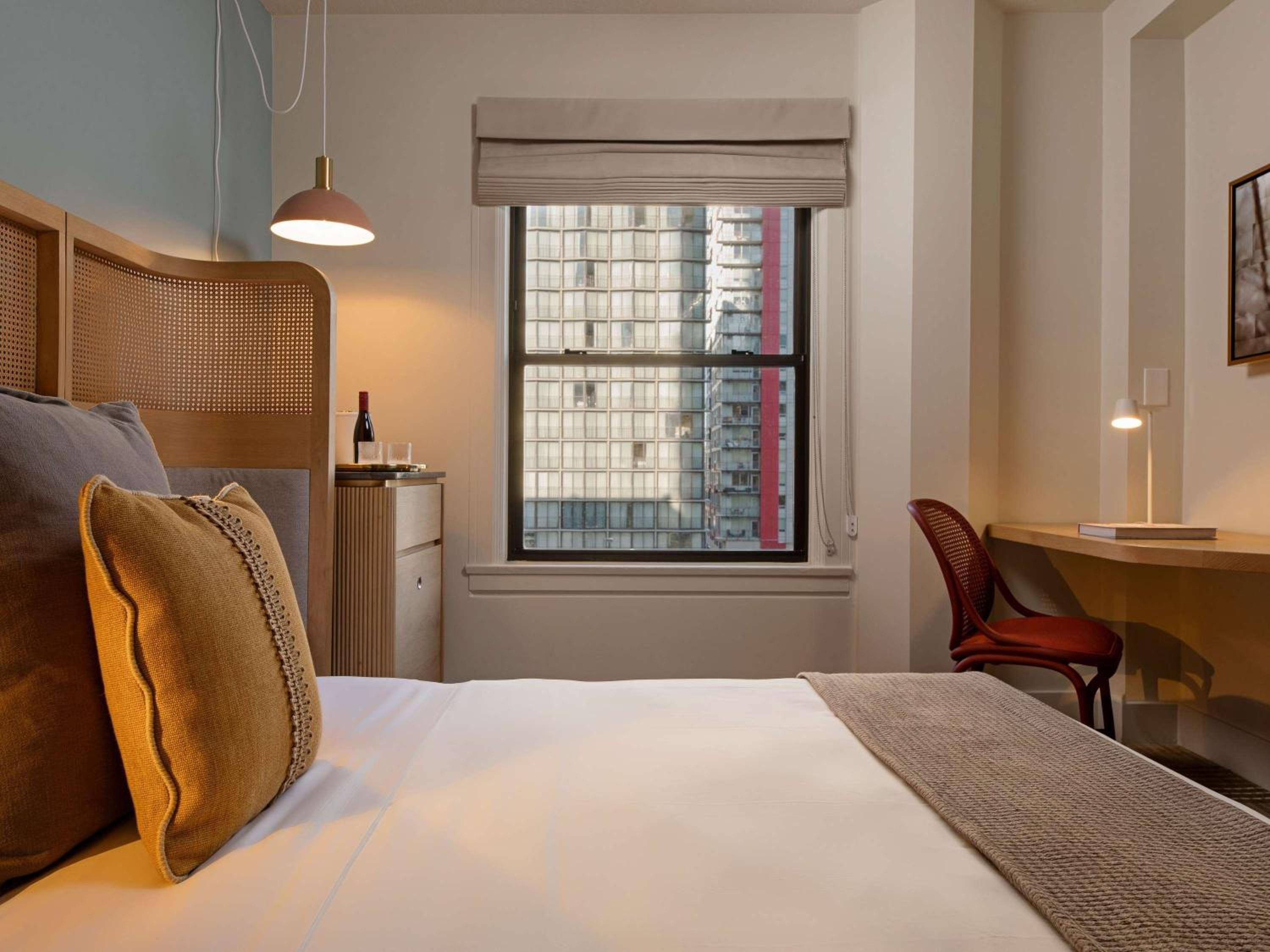 Classic Queen Room with Cityview - Photo 3