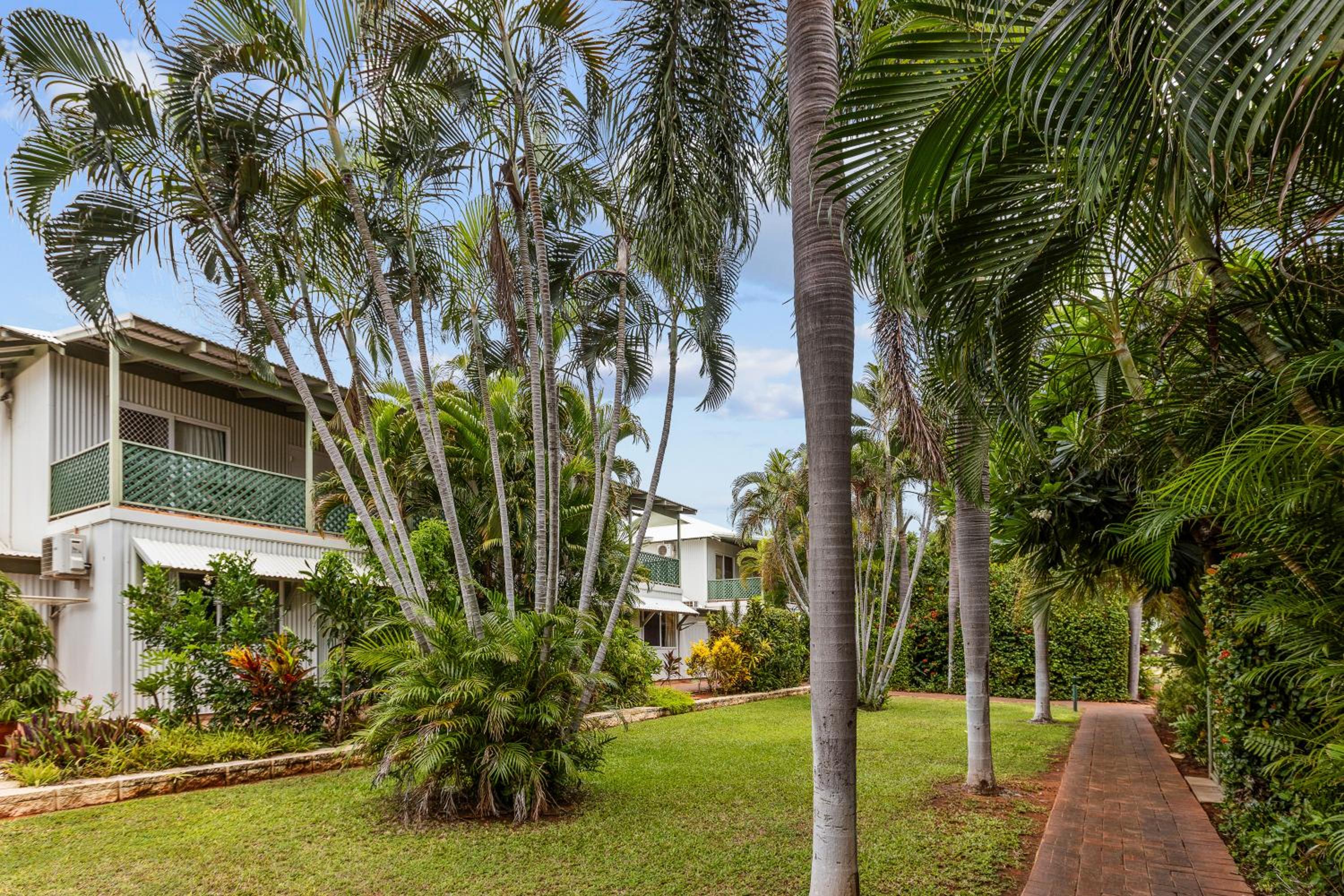 Deluxe Three-Bedroom Villa with Spa Bath photo 3