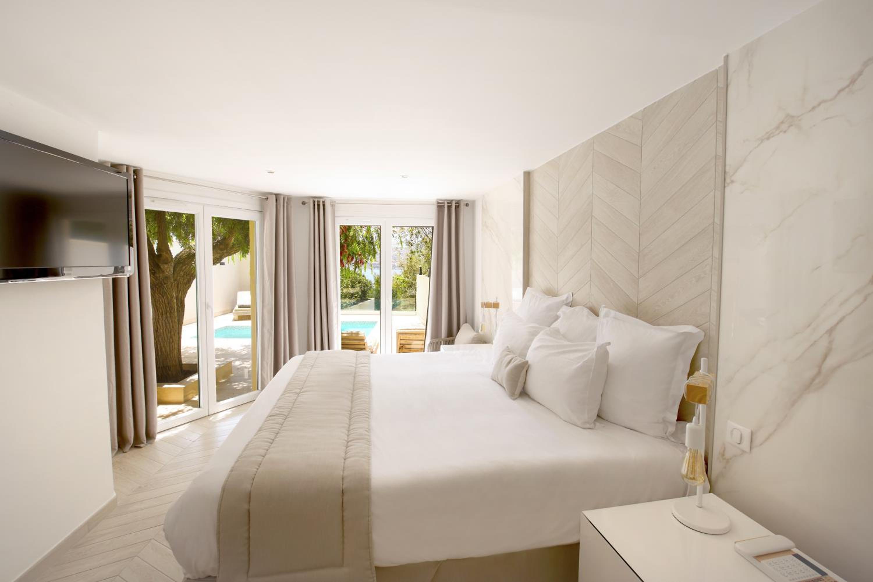 Suite with Private Pool - Photo 1