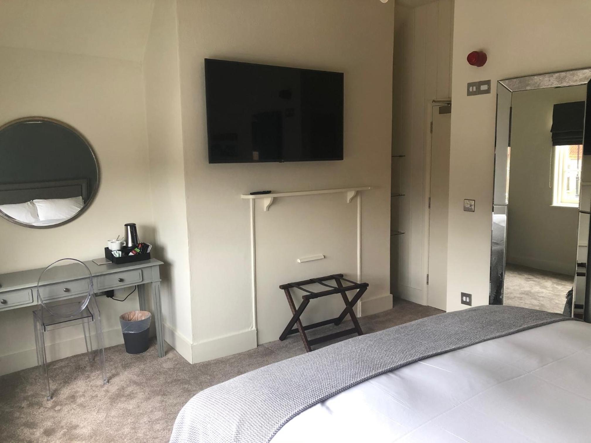 Deluxe Double Room - Photo 11