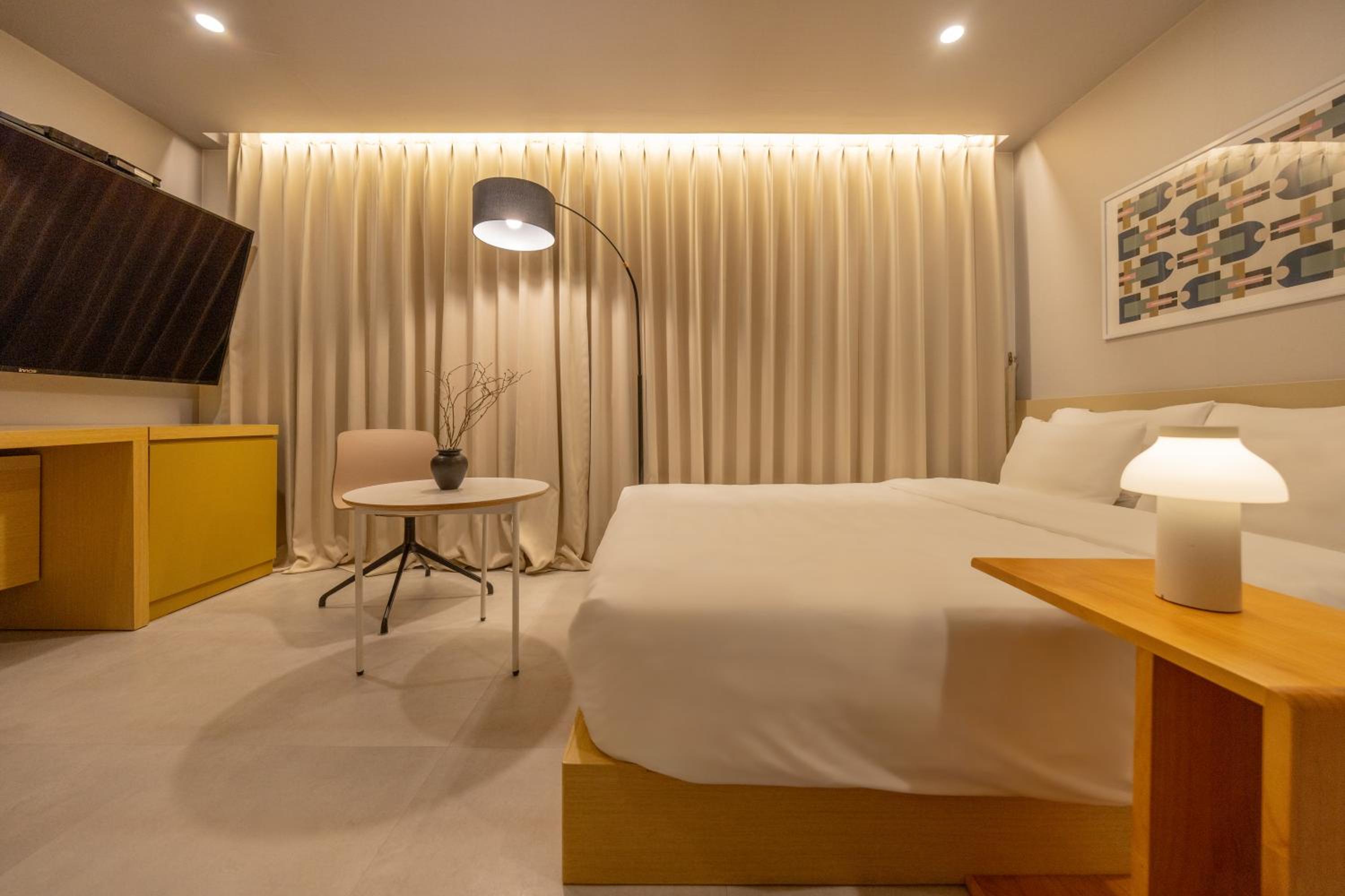 Deluxe Double Room with 2 Computers