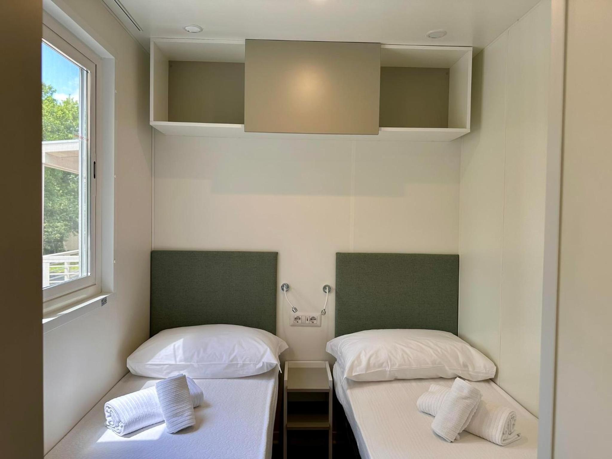 Three-Bedroom Superior Mobile Home photo 2