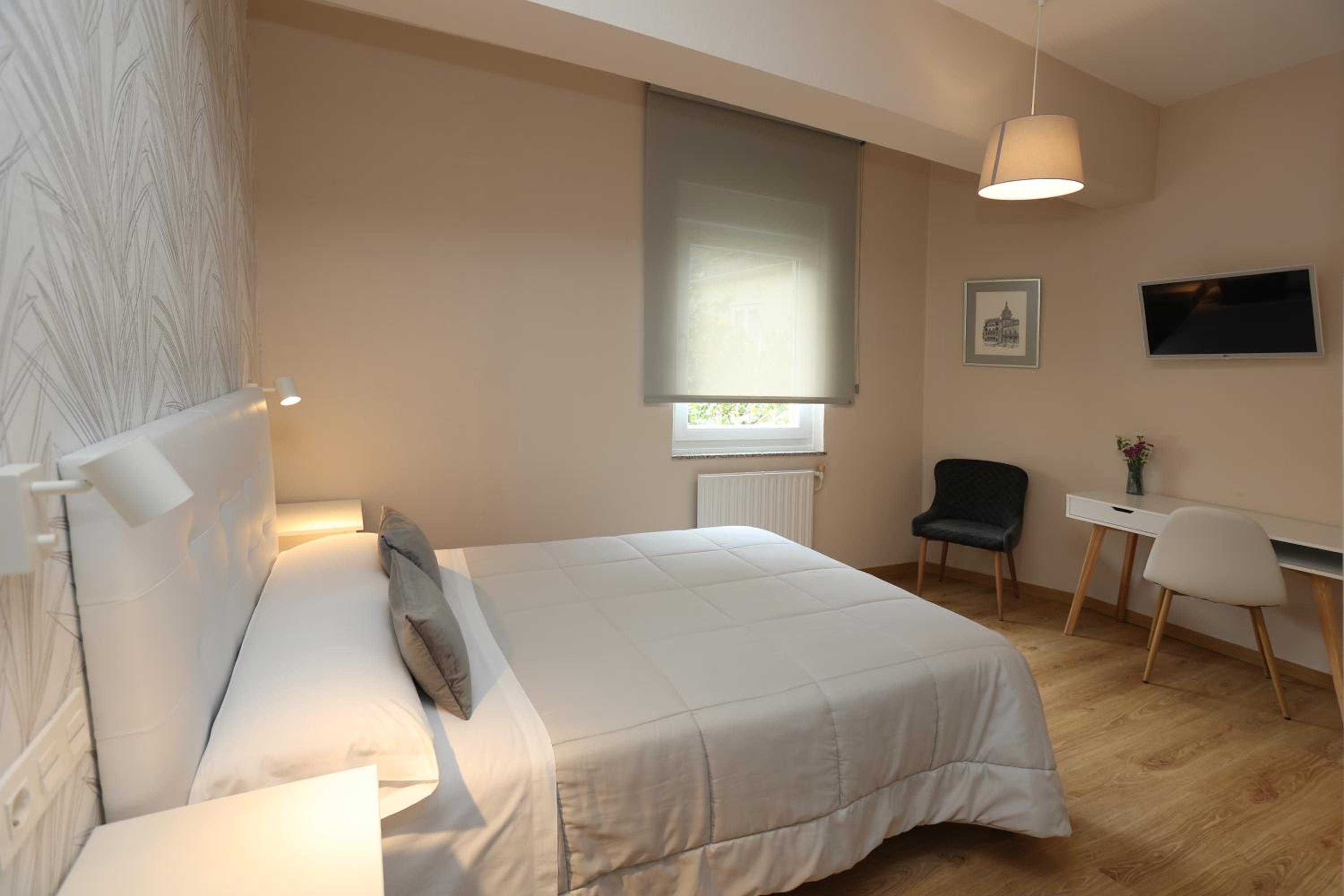 Double Room with Private Bathroom - Photo 11