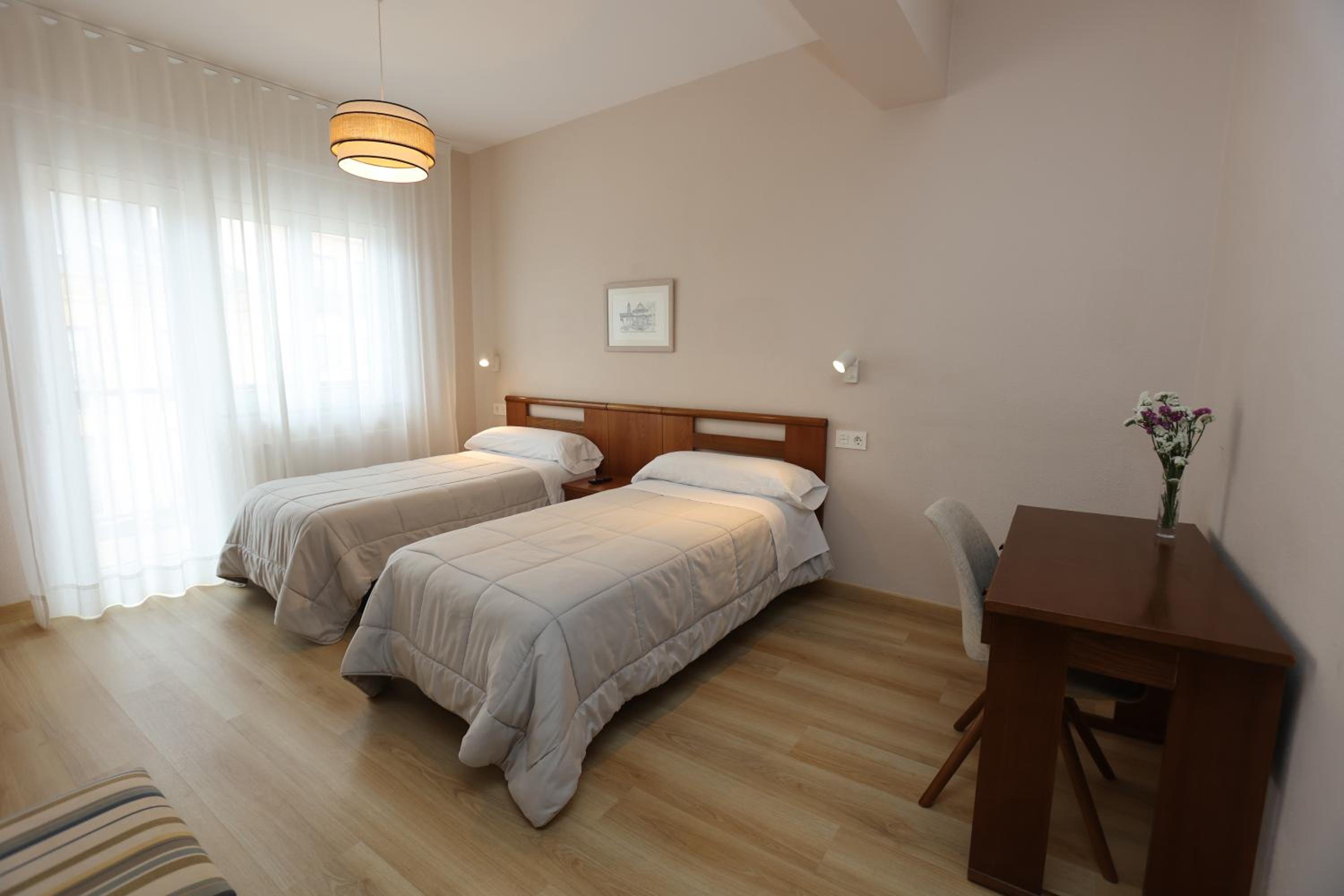 Double Room with Private Bathroom - Photo 9