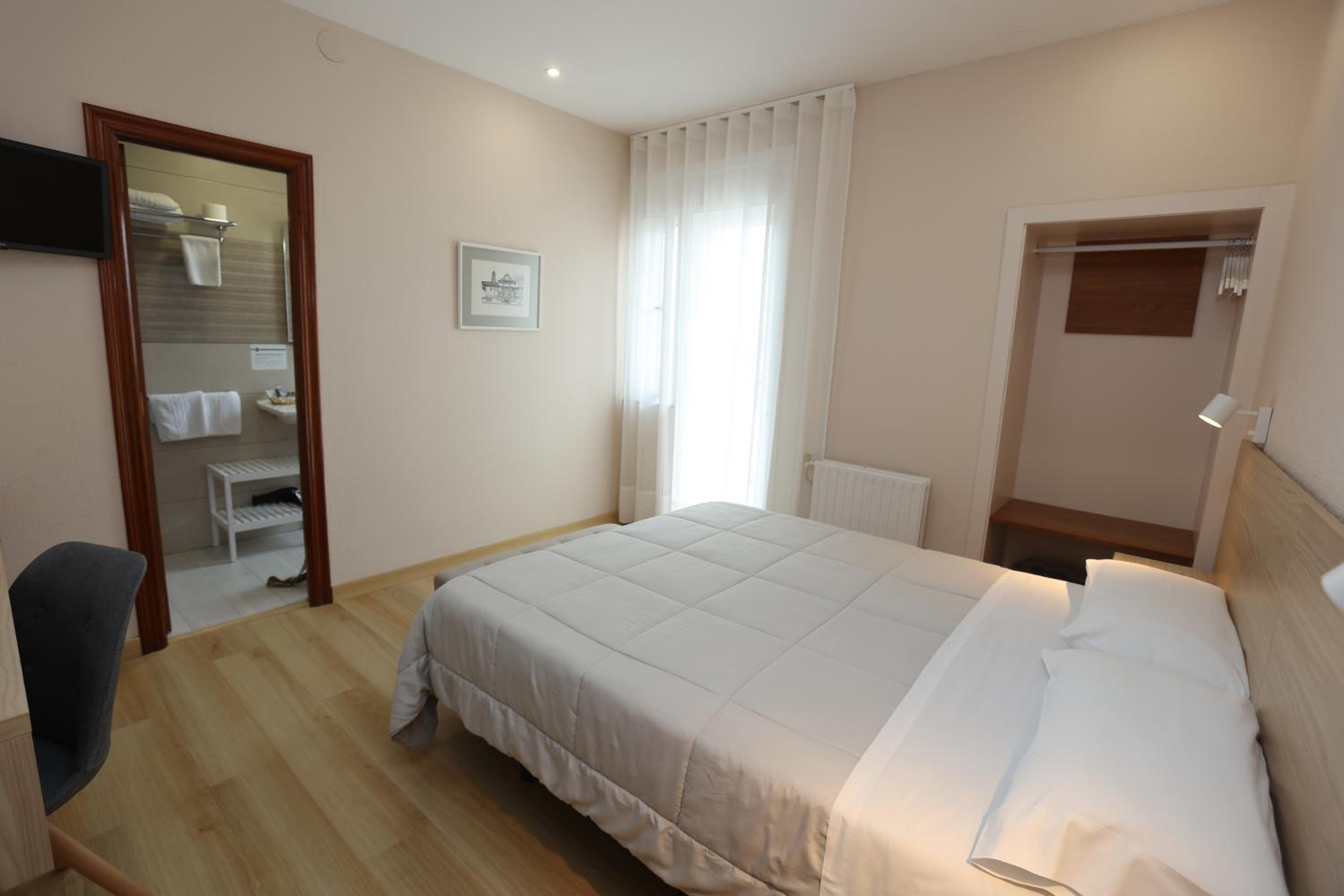 Double Room with Private Bathroom - Photo 12