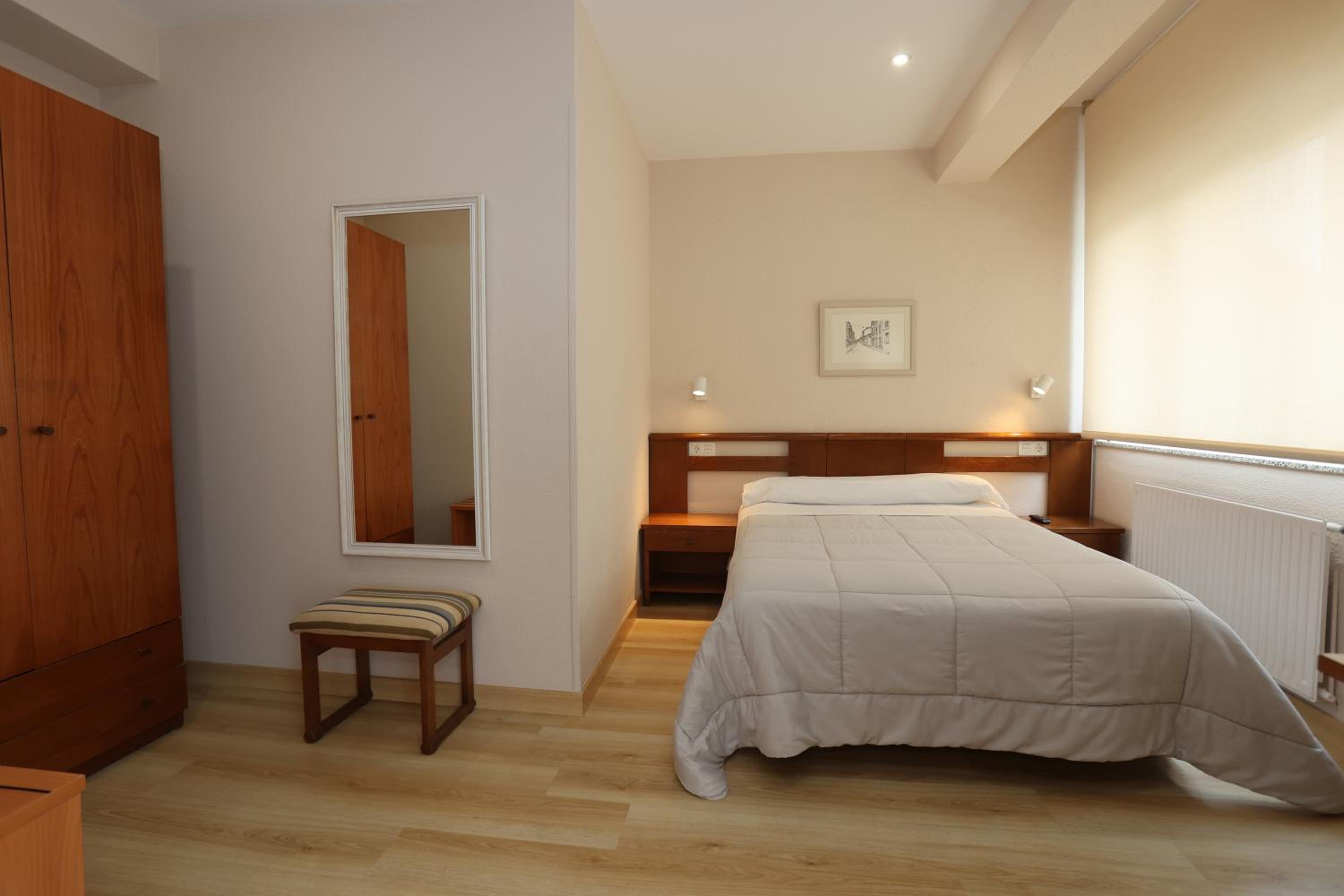 Quadruple Room with Balcony - Photo 5