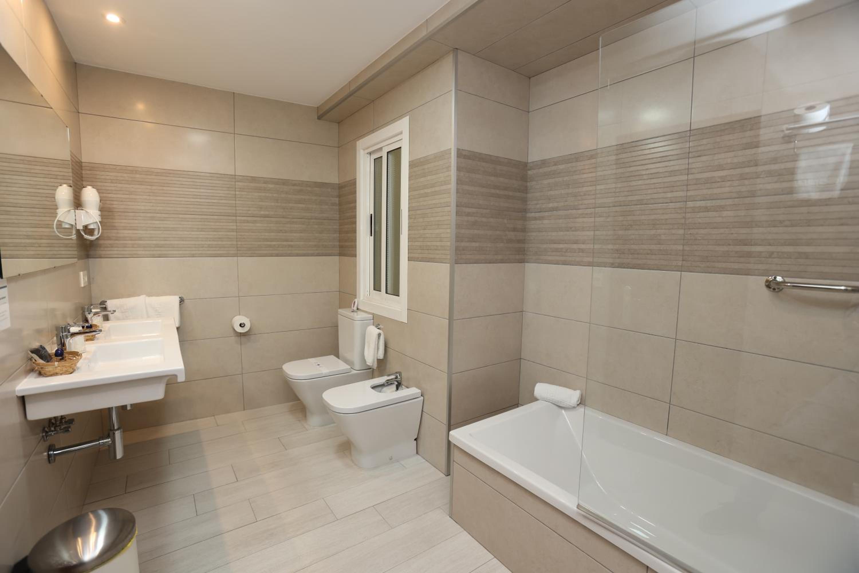Quadruple Room with Balcony - Photo 4