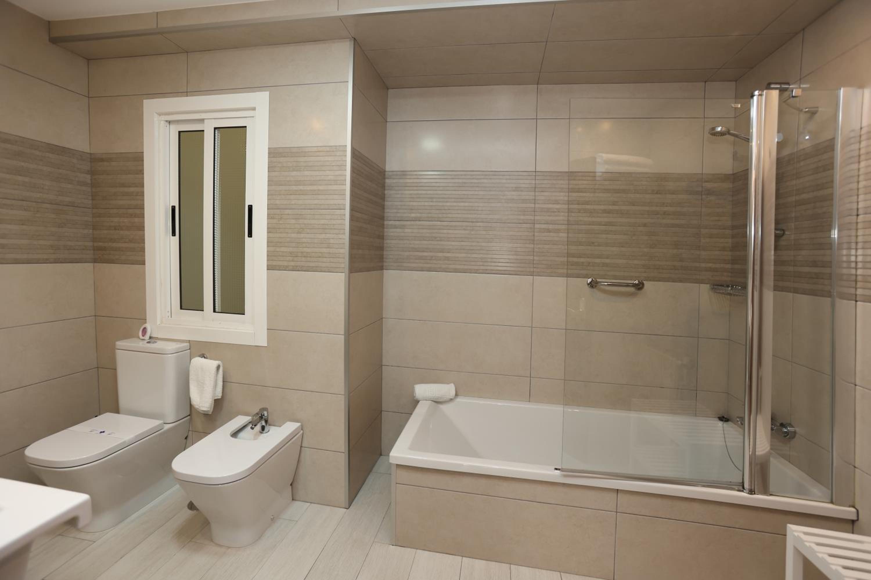 Quadruple Room with Balcony - Photo 2