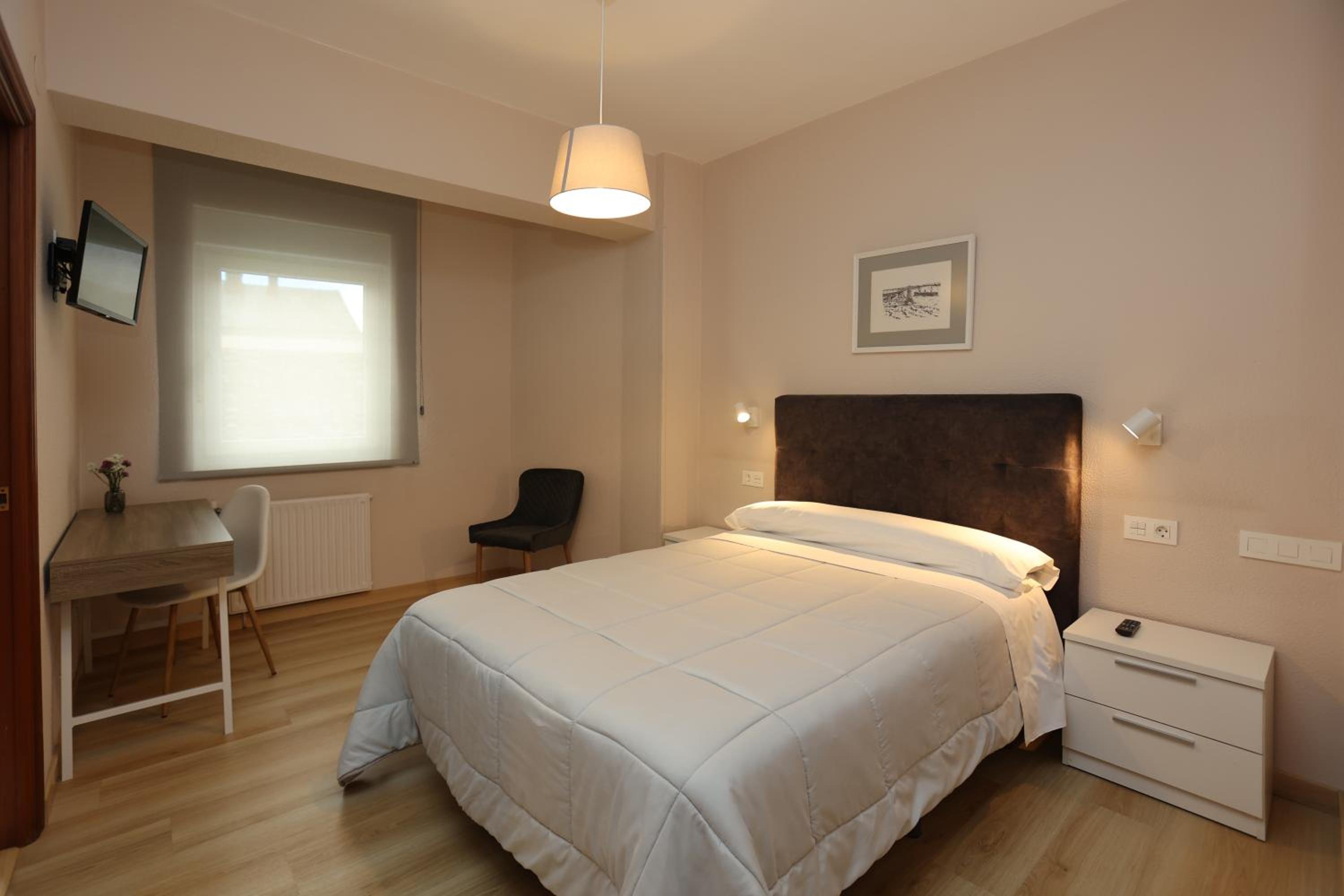 Double Room with Private Bathroom - Photo 7