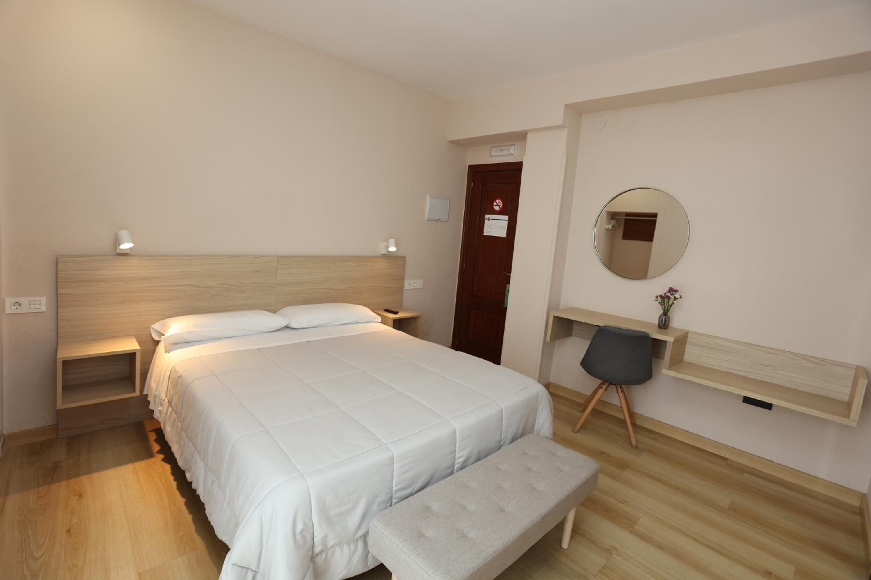 Double Room with Private Bathroom - Photo 13
