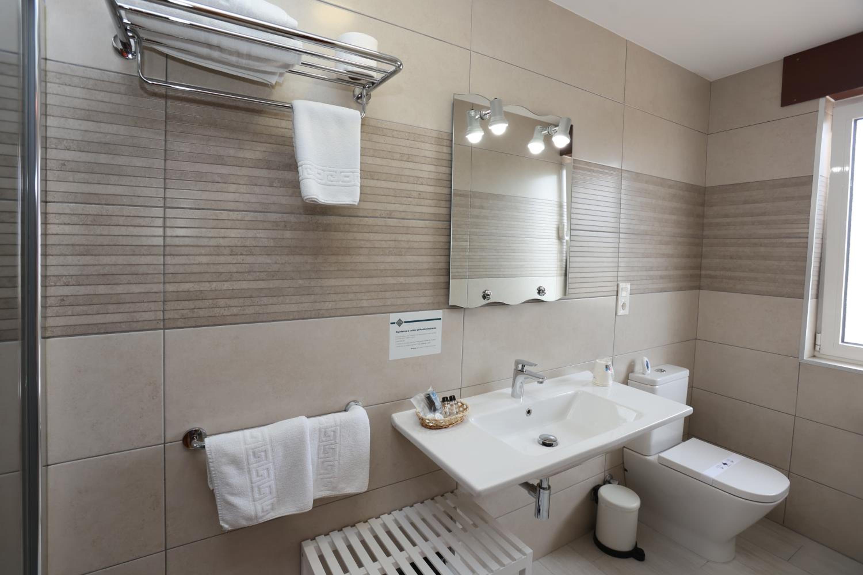 Double Room with Private Bathroom - Photo 14