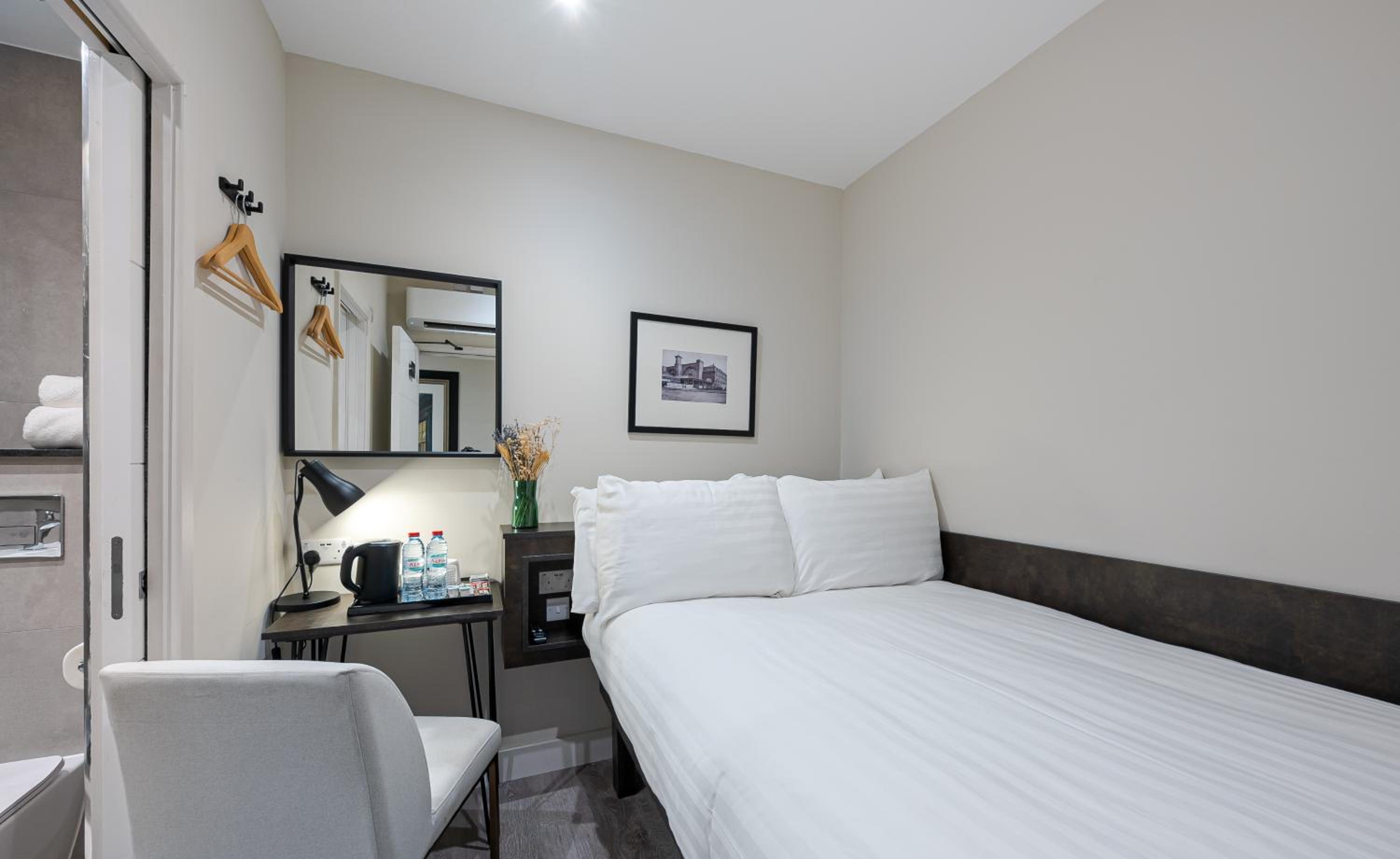 Budget Double Room without Window photo 1