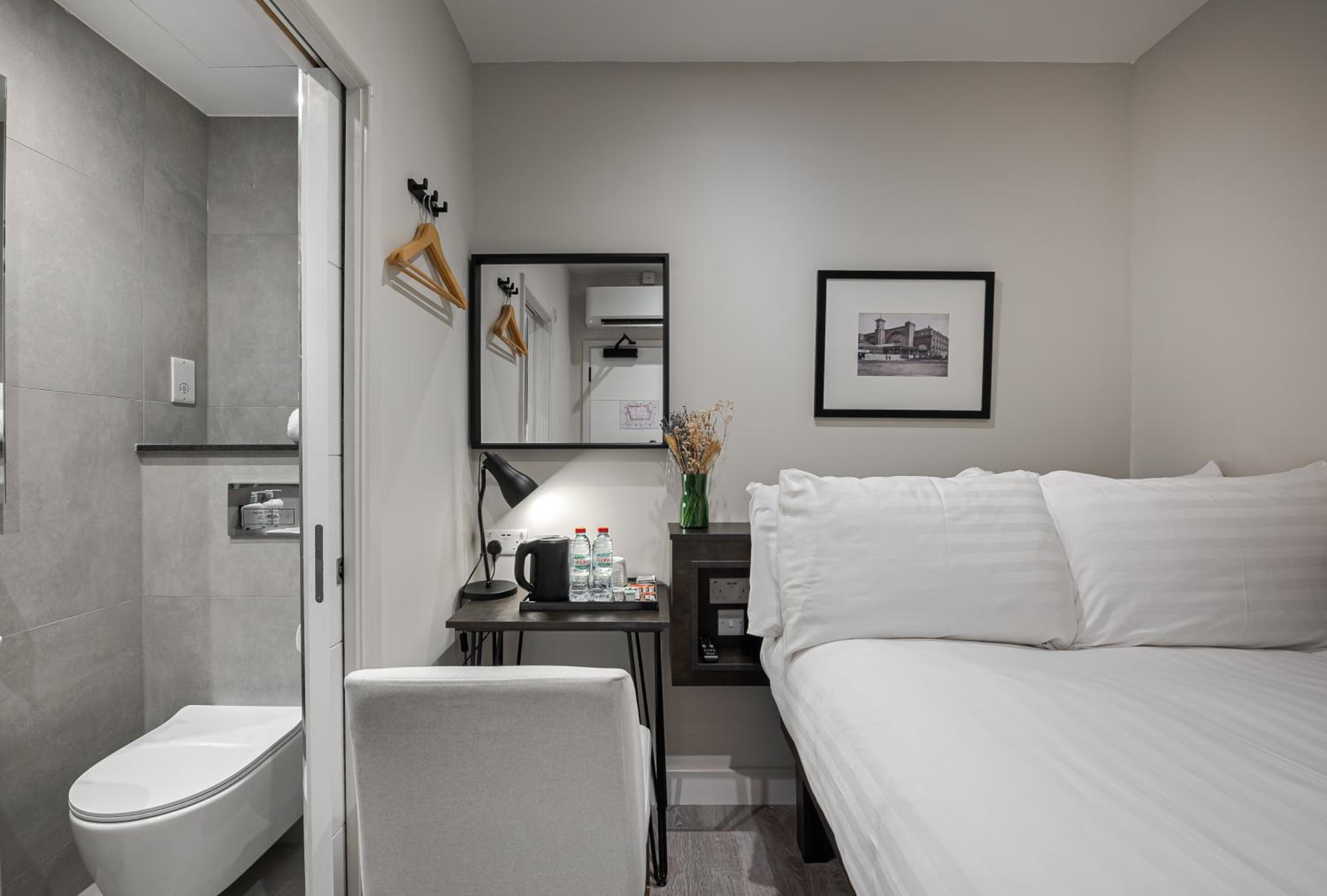 Budget Double Room without Window photo 2