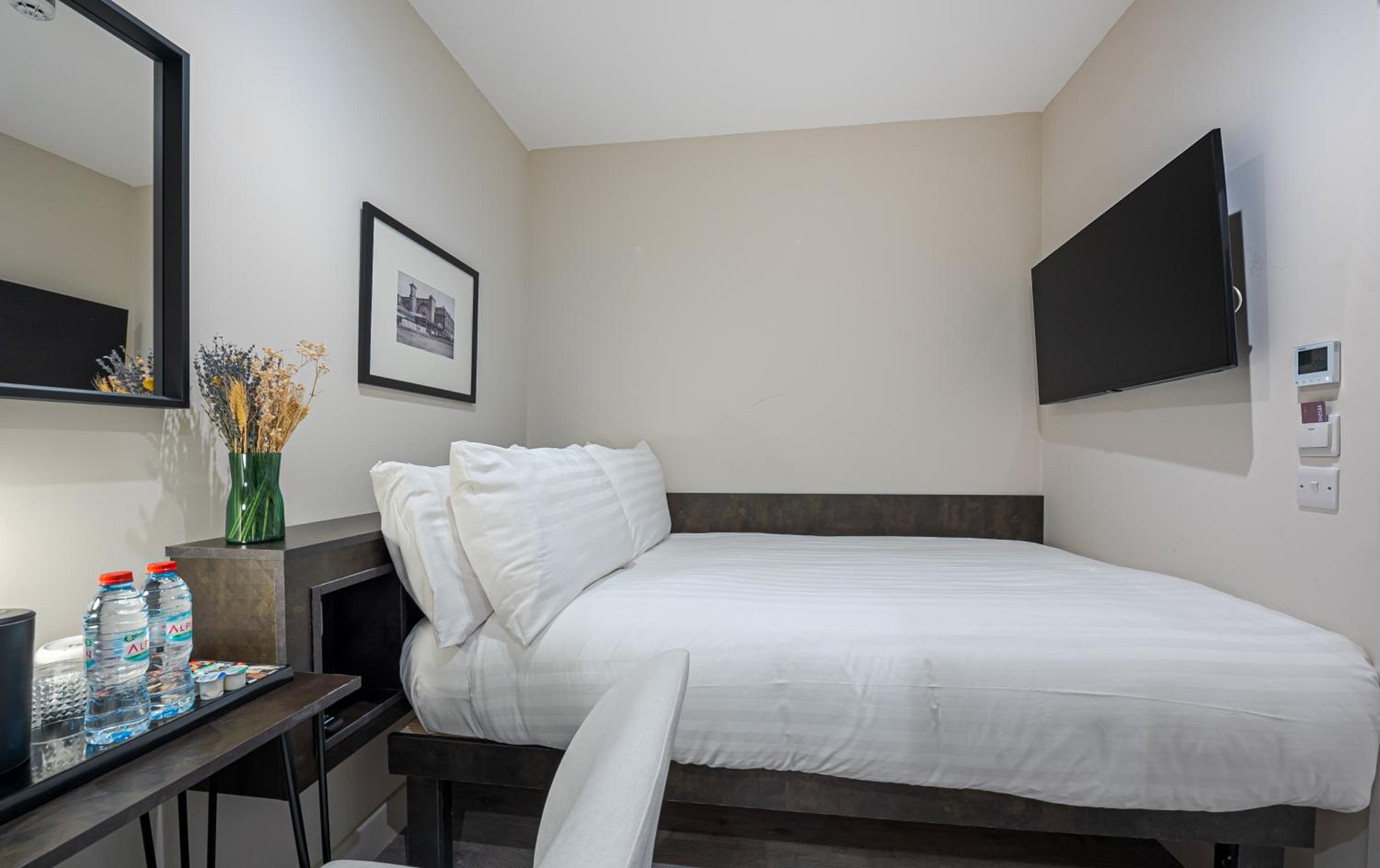 Budget Double Room without Window photo 3