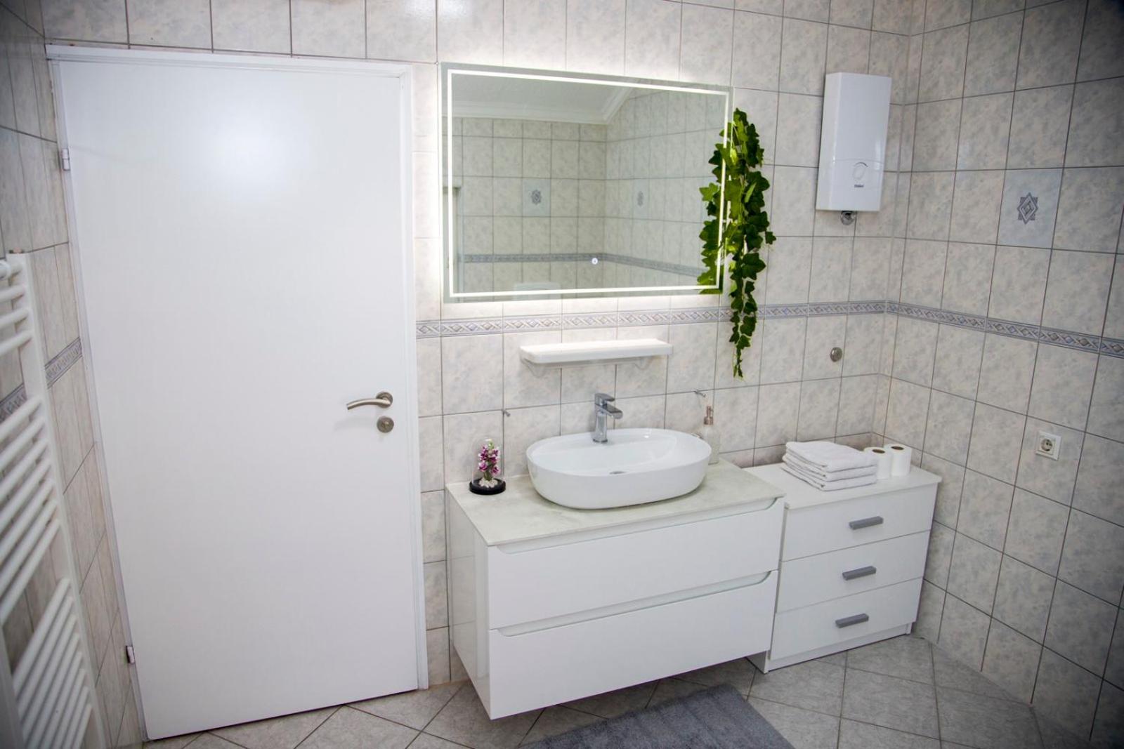 Three-Bedroom Deluxe Apartment photo 3