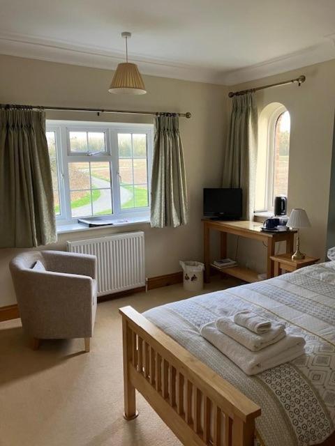 Standard Twin Room with Garden View - Photo 4