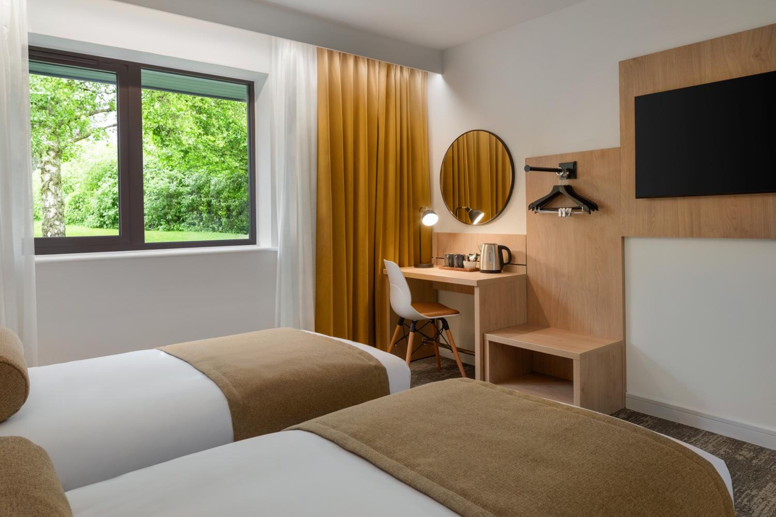 Twin Room - Mobility Accessible - Photo 5