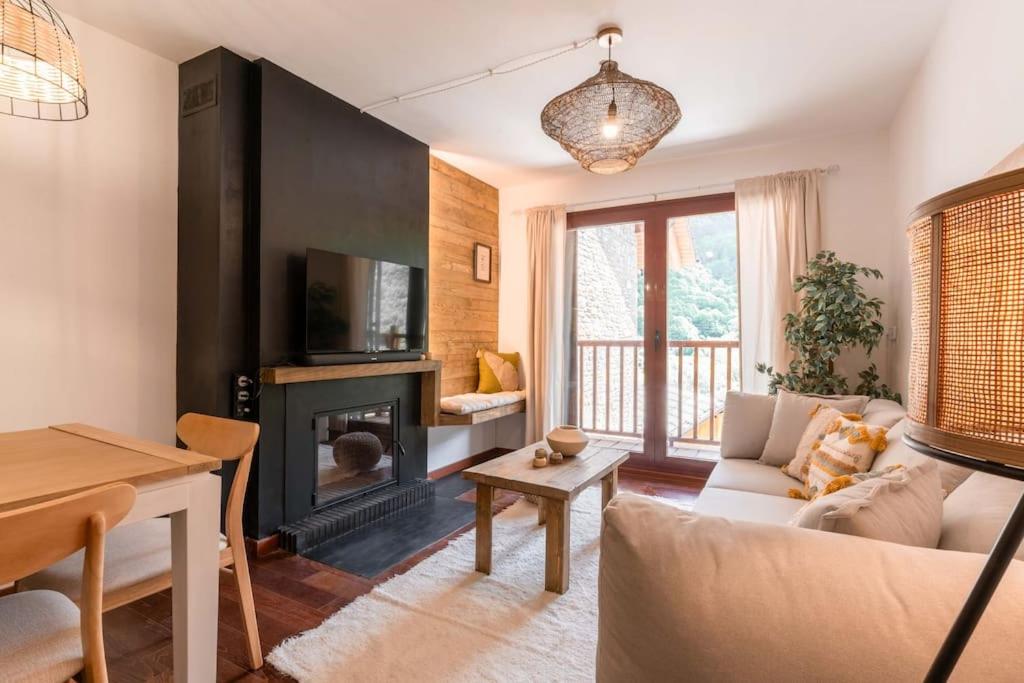 Apartamento de tres habitaciones con vista a la montaña