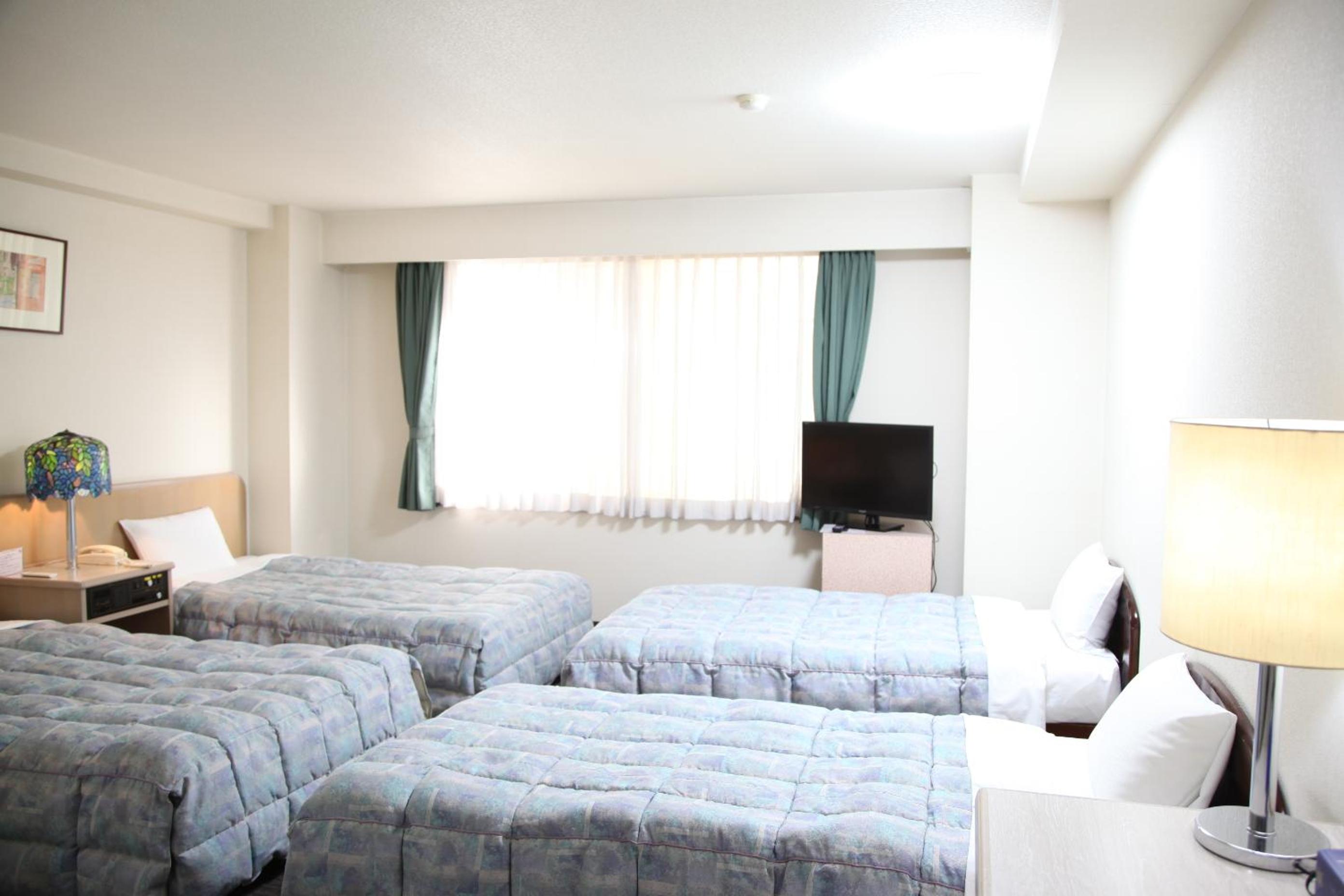 Quadruple Room - Non-Smoking photo 2