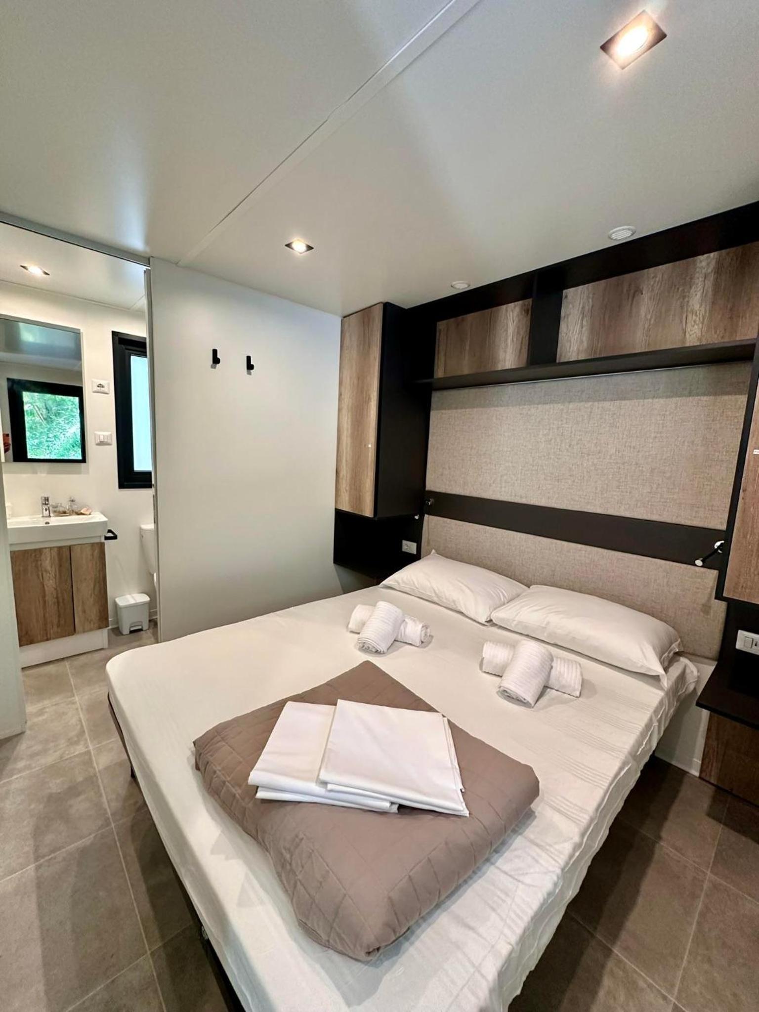 Two-Bedroom Deluxe Mobile Home photo 2