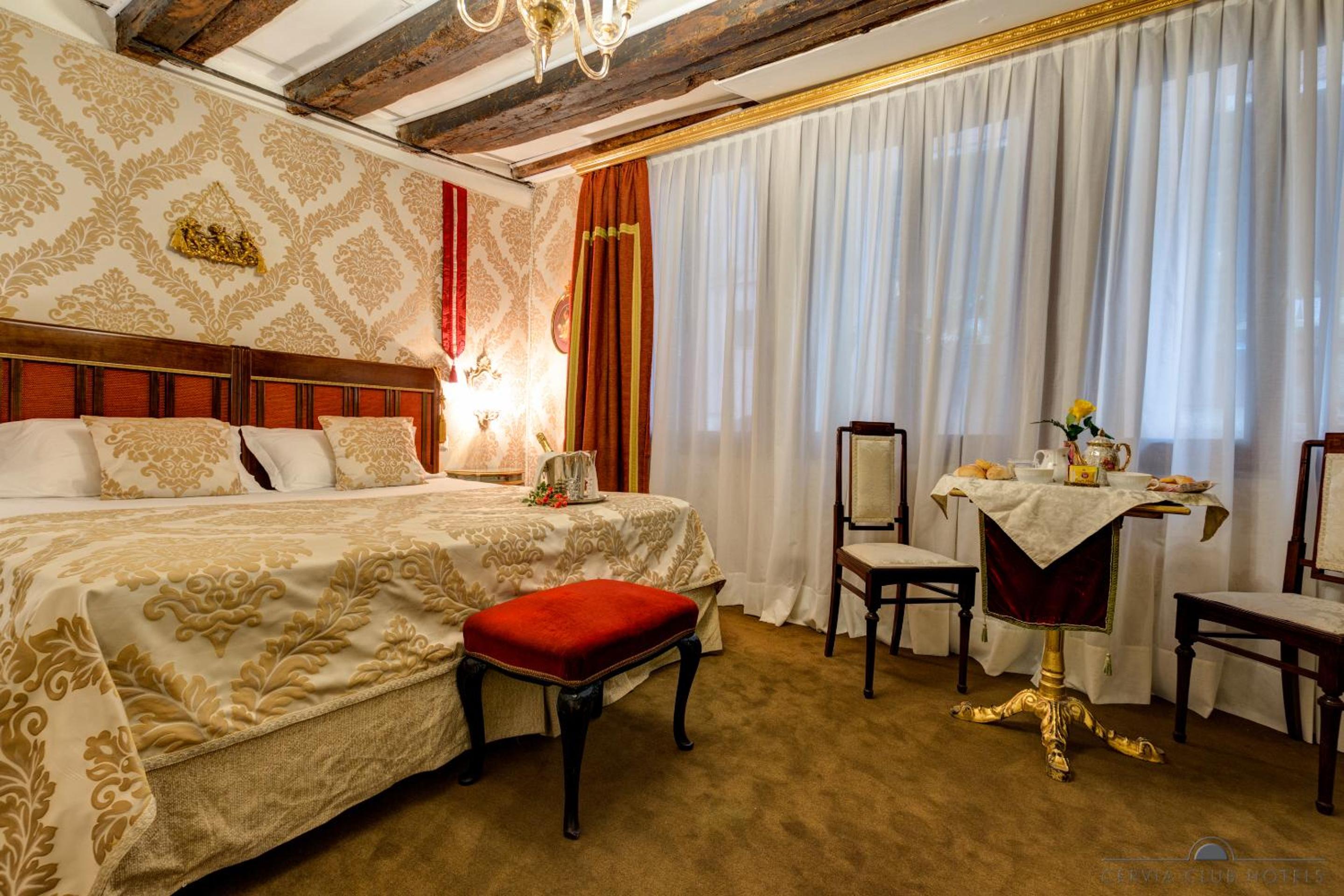 Deluxe King Room photo 1