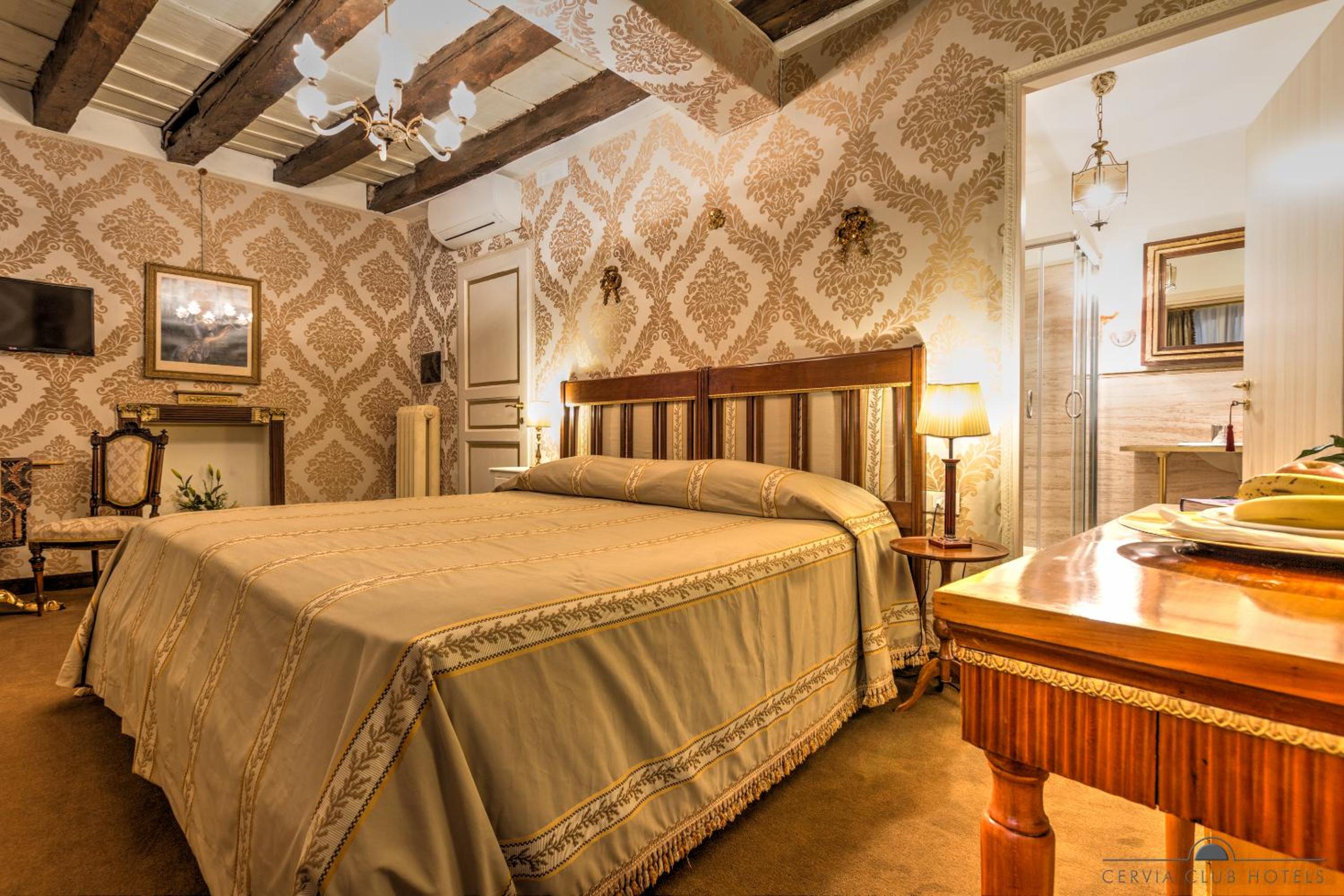 Superior King Room with canal view photo 2
