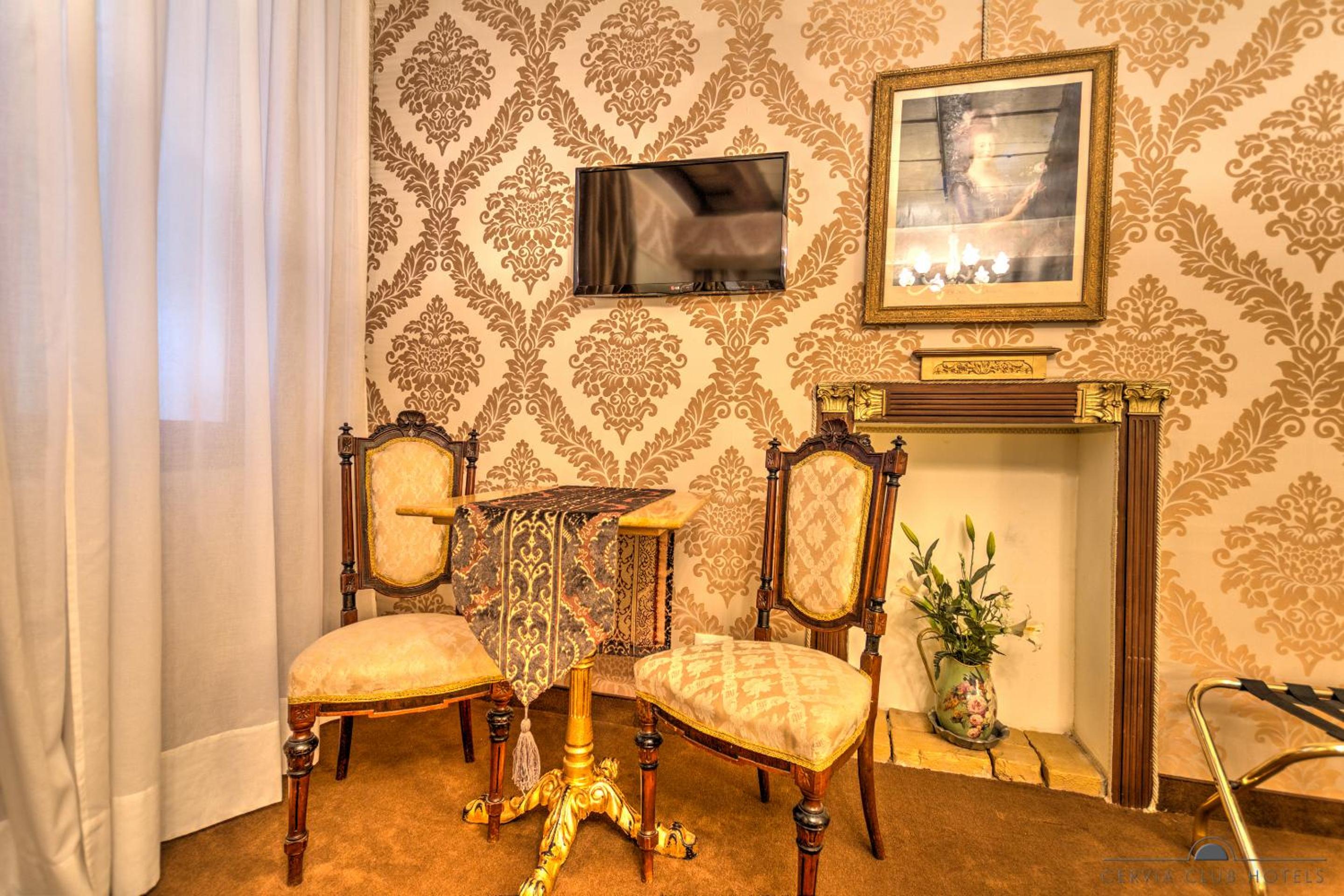 Superior King Room with canal view photo 1