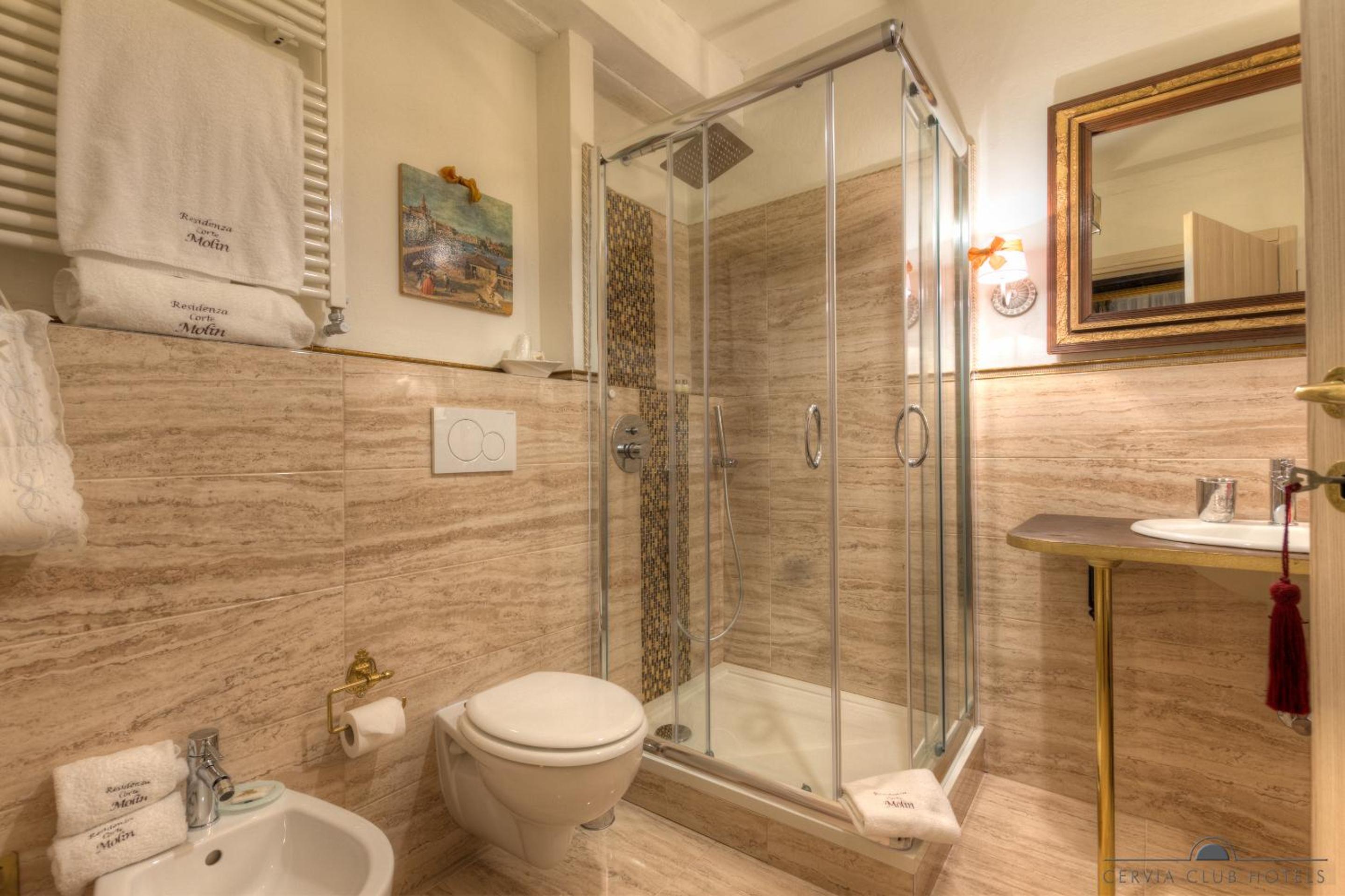 Superior King Room with canal view photo 3