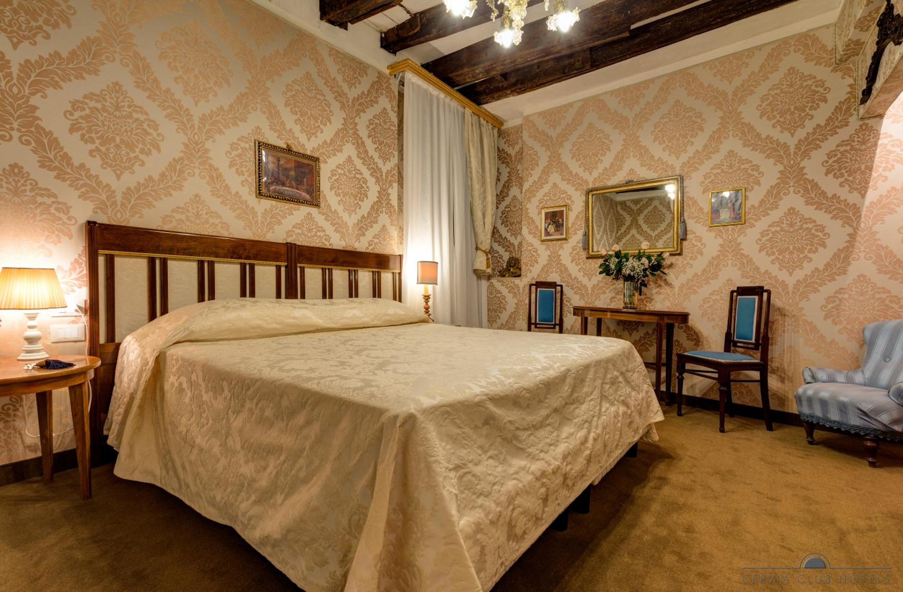 Superior King Room photo 1