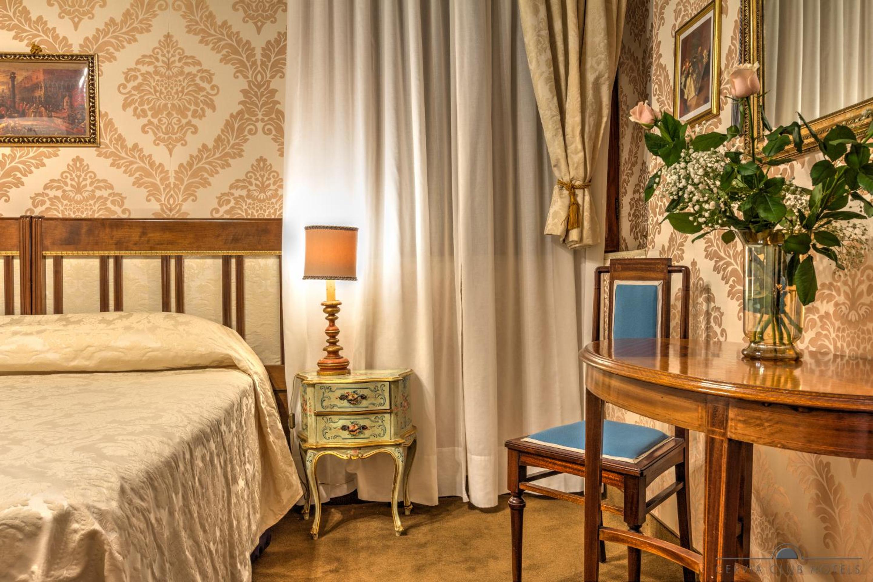Superior King Room photo 2
