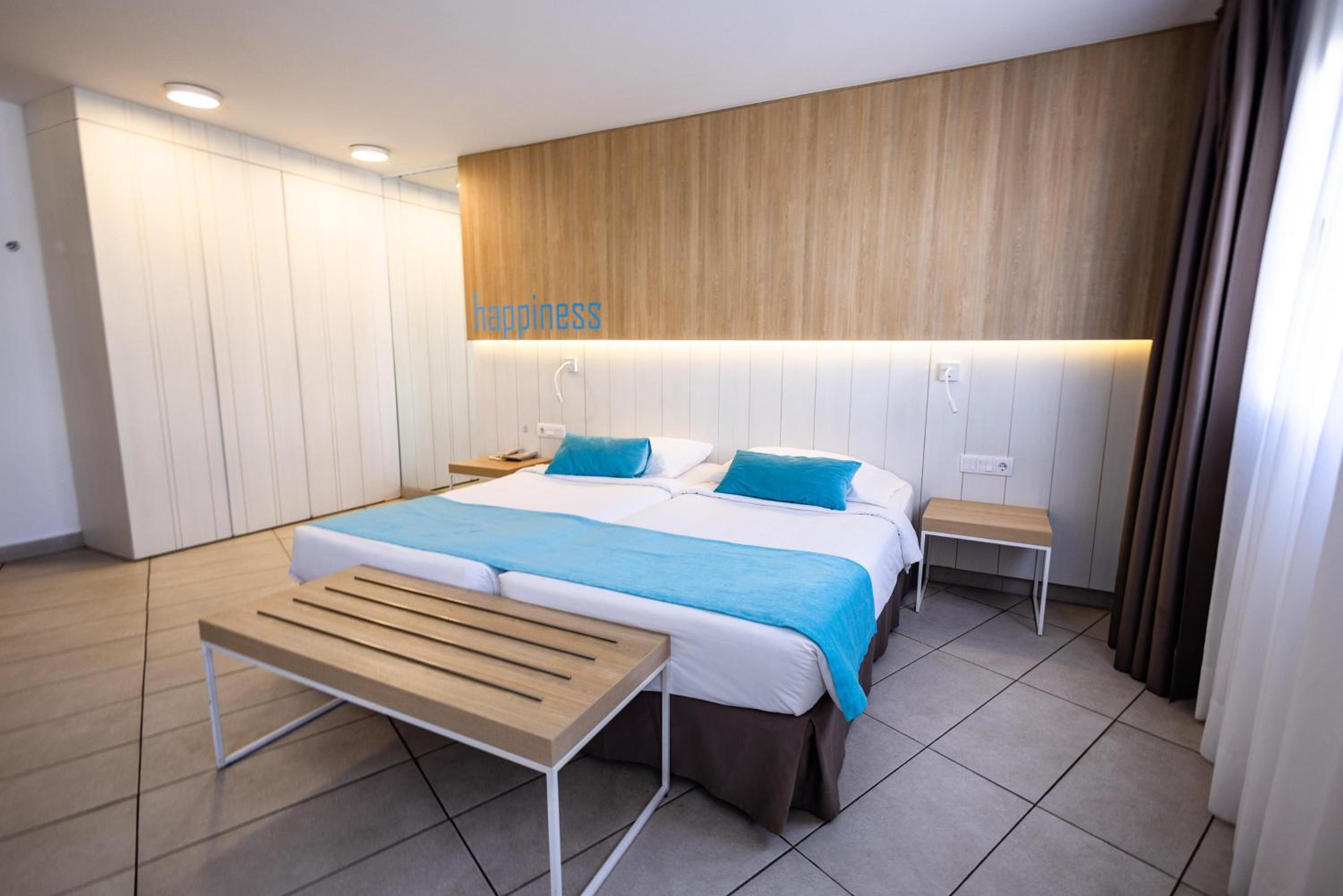 Double Room with Terrace & Pool View photo 2