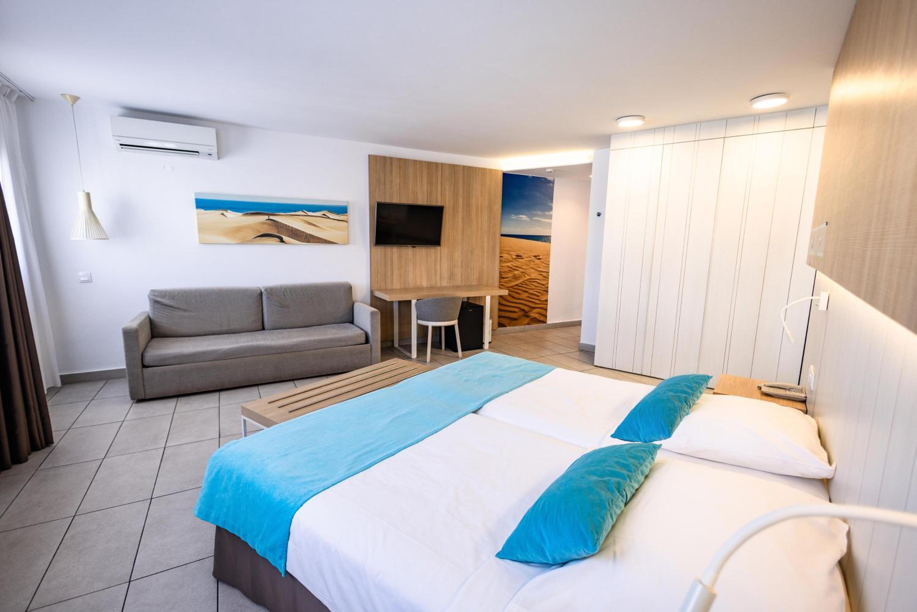 Double Room with Terrace & Pool View photo 3