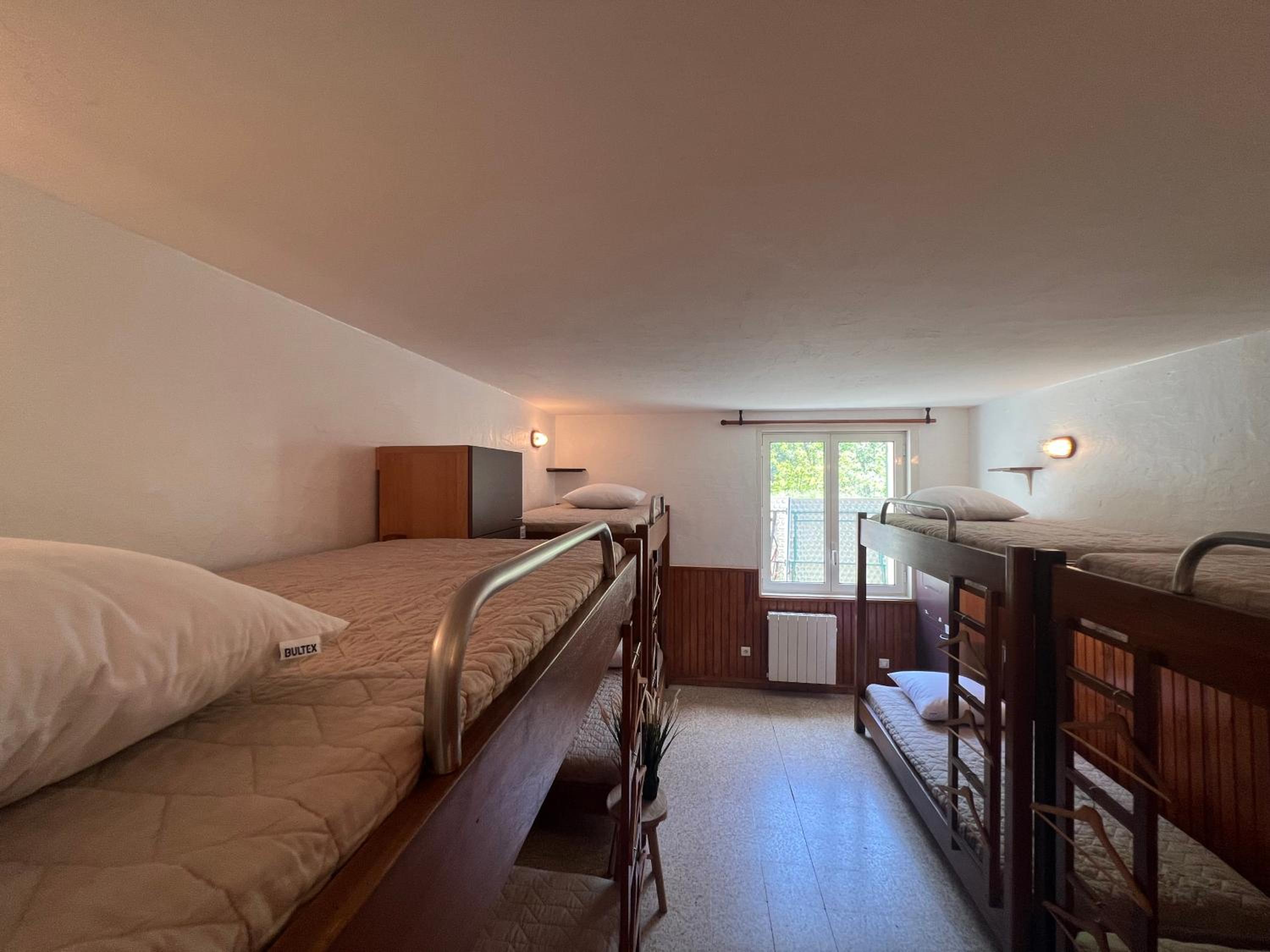Bed in 8-Bed Dormitory Room photo 1